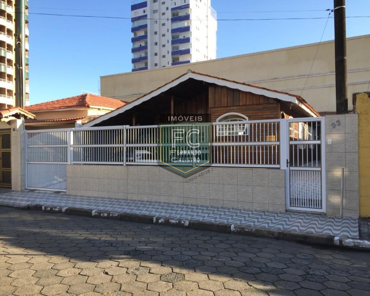 Casa térrea isolada 3 dormitórios (1 suíte) + edícula, área gourmet, 252m2, 4 vagas, local nobre e valorizado, 80 mts da praia, centro, mongaguá/sp