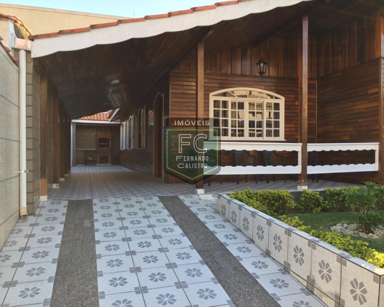 Casa térrea isolada 3 dormitórios (1 suíte) + edícula, área gourmet, 252m2, 4 vagas, local nobre e valorizado, 80 mts da praia, centro, mongaguá/sp