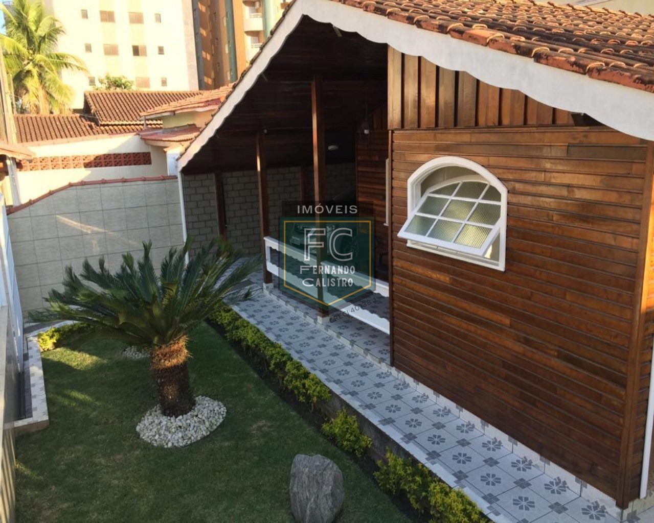 Casa térrea isolada 3 dormitórios (1 suíte) + edícula, área gourmet, 252m2, 4 vagas, local nobre e valorizado, 80 mts da praia, centro, mongaguá/sp
