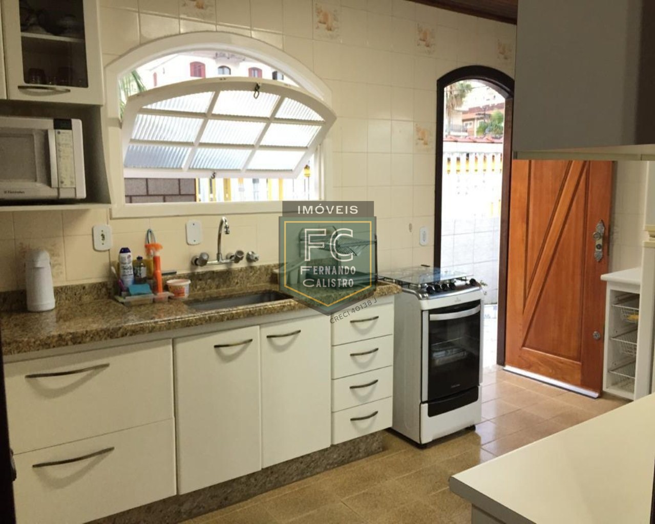 Casa térrea isolada 3 dormitórios (1 suíte) + edícula, área gourmet, 252m2, 4 vagas, local nobre e valorizado, 80 mts da praia, centro, mongaguá/sp
