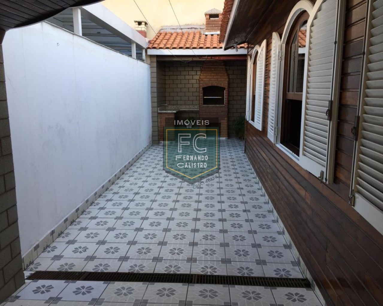 Casa térrea isolada 3 dormitórios (1 suíte) + edícula, área gourmet, 252m2, 4 vagas, local nobre e valorizado, 80 mts da praia, centro, mongaguá/sp