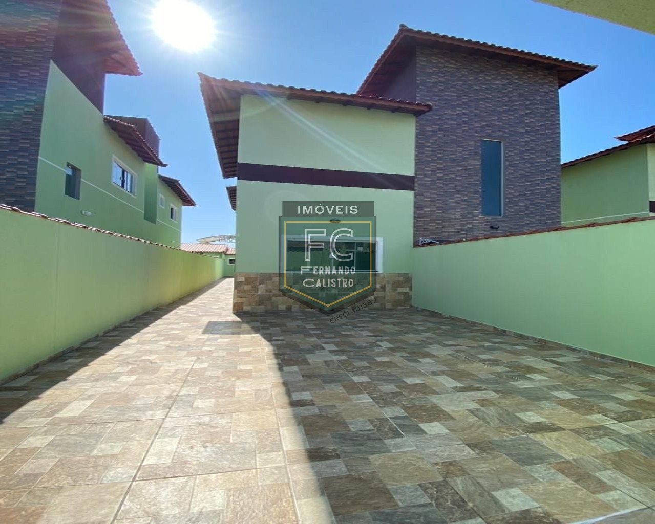 Casas novas prontas para morar, 2 dormitórios (1 suíte), quintal c/ piscina, área gourmet c/ churrasqueira, 2 vagas, 80 mts da praia, itanhaém - sp