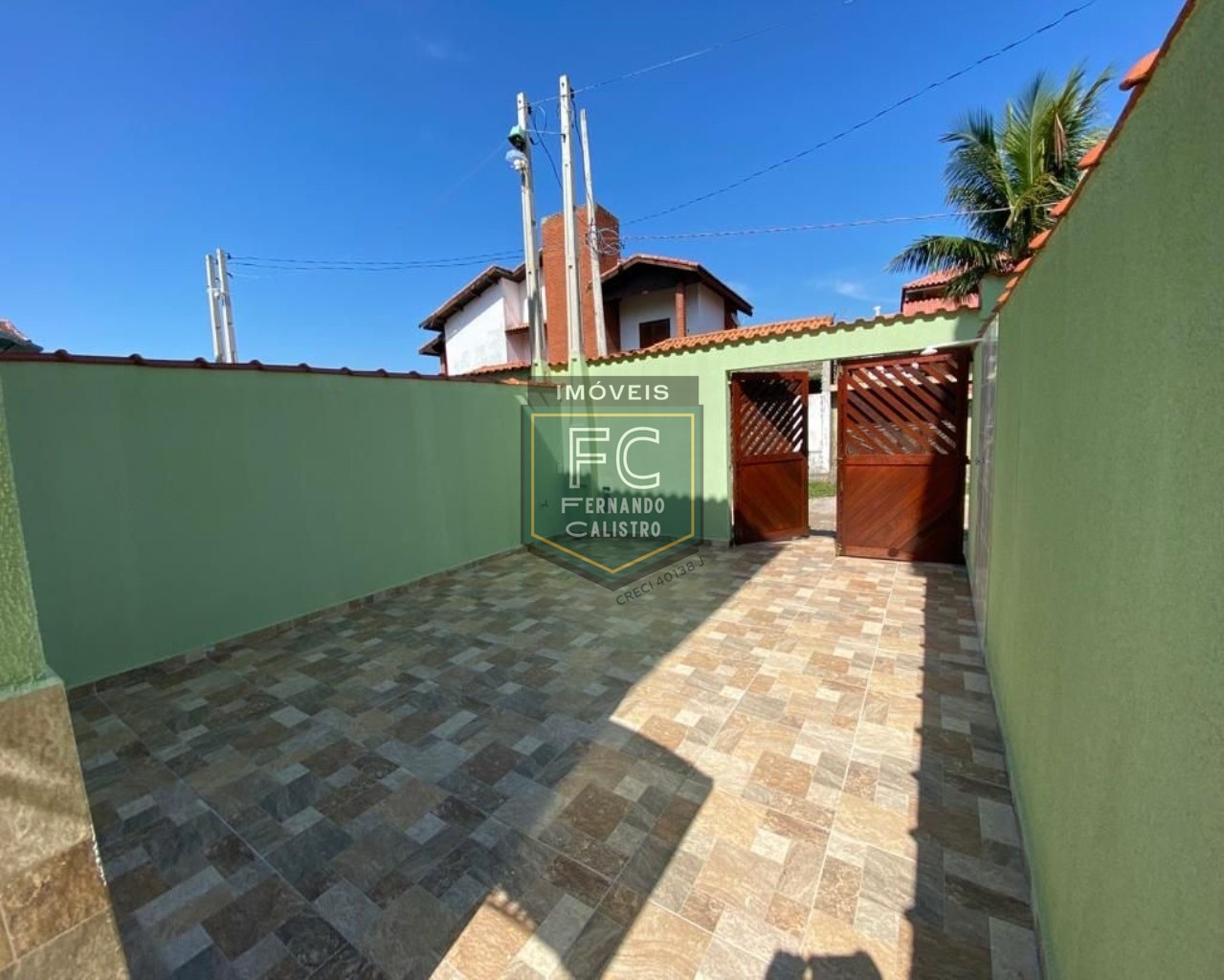 Casas novas prontas para morar, 2 dormitórios (1 suíte), quintal c/ piscina, área gourmet c/ churrasqueira, 2 vagas, 80 mts da praia, itanhaém - sp