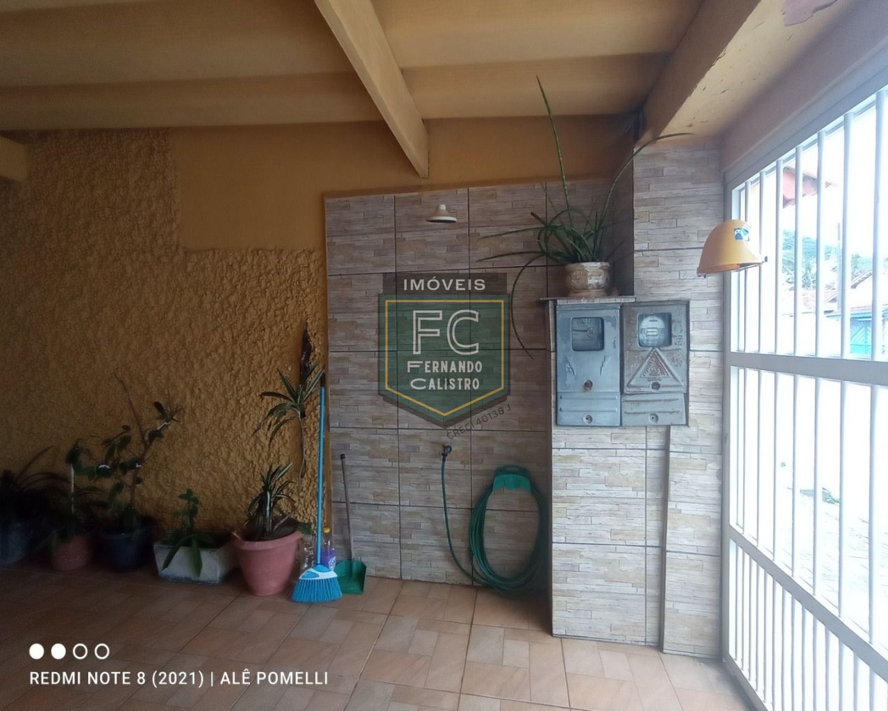 2 casas isoladas e separadas por muro, c/ 2 dormitórios cada em 1 lote inteiro, a 50 mts da praia, em local nobre e central, jd. Marina - mongaguá/sp