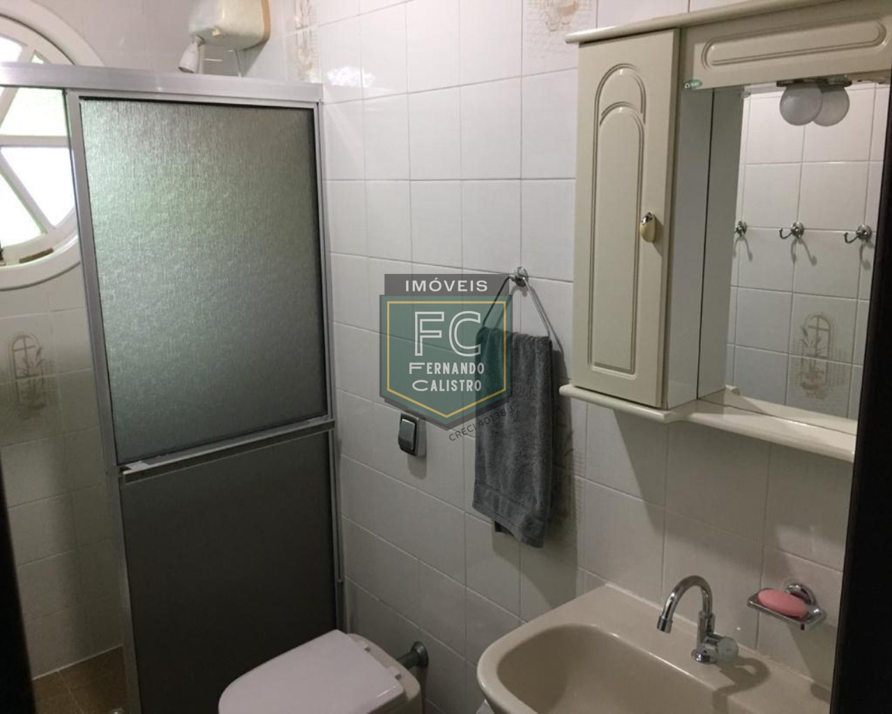 Casa térrea isolada 3 dormitórios (1 suíte) + edícula, área gourmet, 252m2, 4 vagas, local nobre e valorizado, 80 mts da praia, centro, mongaguá/sp