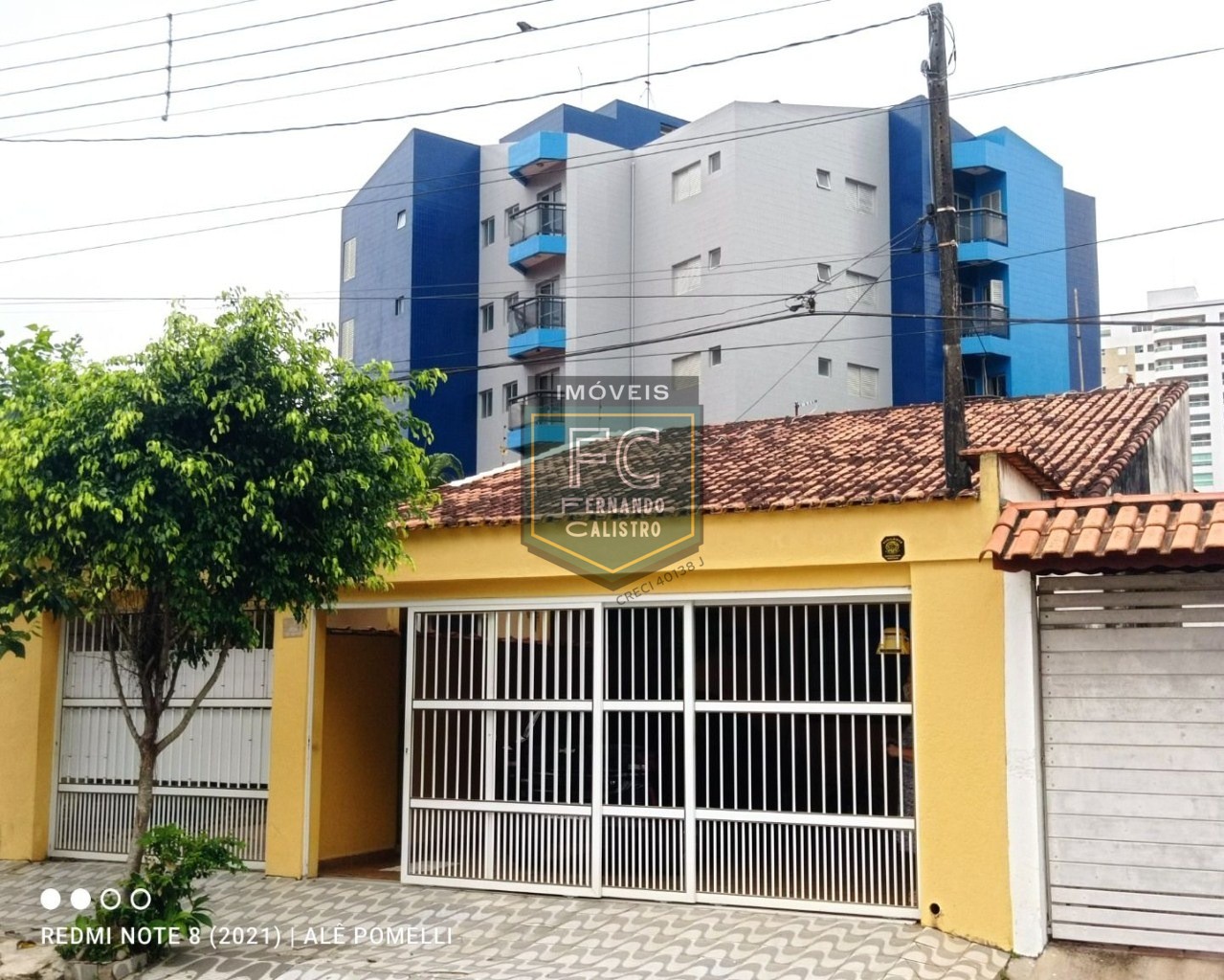 2 casas isoladas e separadas por muro, c/ 2 dormitórios cada em 1 lote inteiro, a 50 mts da praia, em local nobre e central, jd. Marina - mongaguá/sp