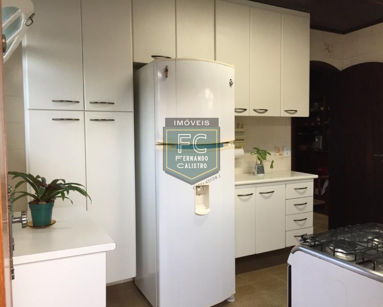 Casa térrea isolada 3 dormitórios (1 suíte) + edícula, área gourmet, 252m2, 4 vagas, local nobre e valorizado, 80 mts da praia, centro, mongaguá/sp