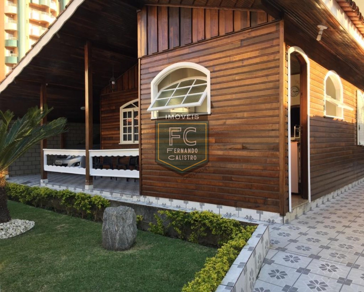 Casa térrea isolada 3 dormitórios (1 suíte) + edícula, área gourmet, 252m2, 4 vagas, local nobre e valorizado, 80 mts da praia, centro, mongaguá/sp