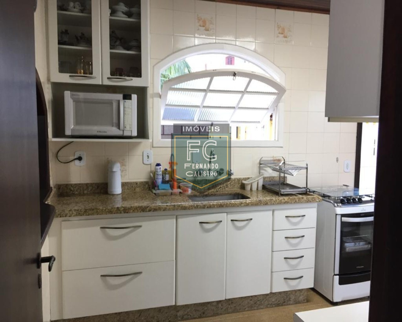 Casa térrea isolada 3 dormitórios (1 suíte) + edícula, área gourmet, 252m2, 4 vagas, local nobre e valorizado, 80 mts da praia, centro, mongaguá/sp