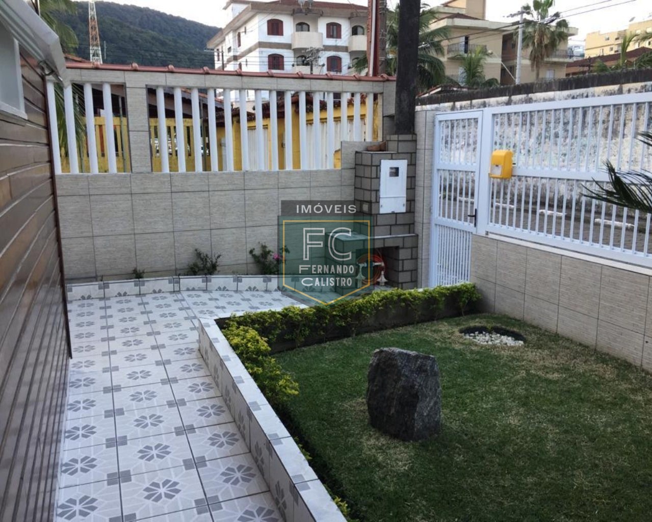Casa térrea isolada 3 dormitórios (1 suíte) + edícula, área gourmet, 252m2, 4 vagas, local nobre e valorizado, 80 mts da praia, centro, mongaguá/sp