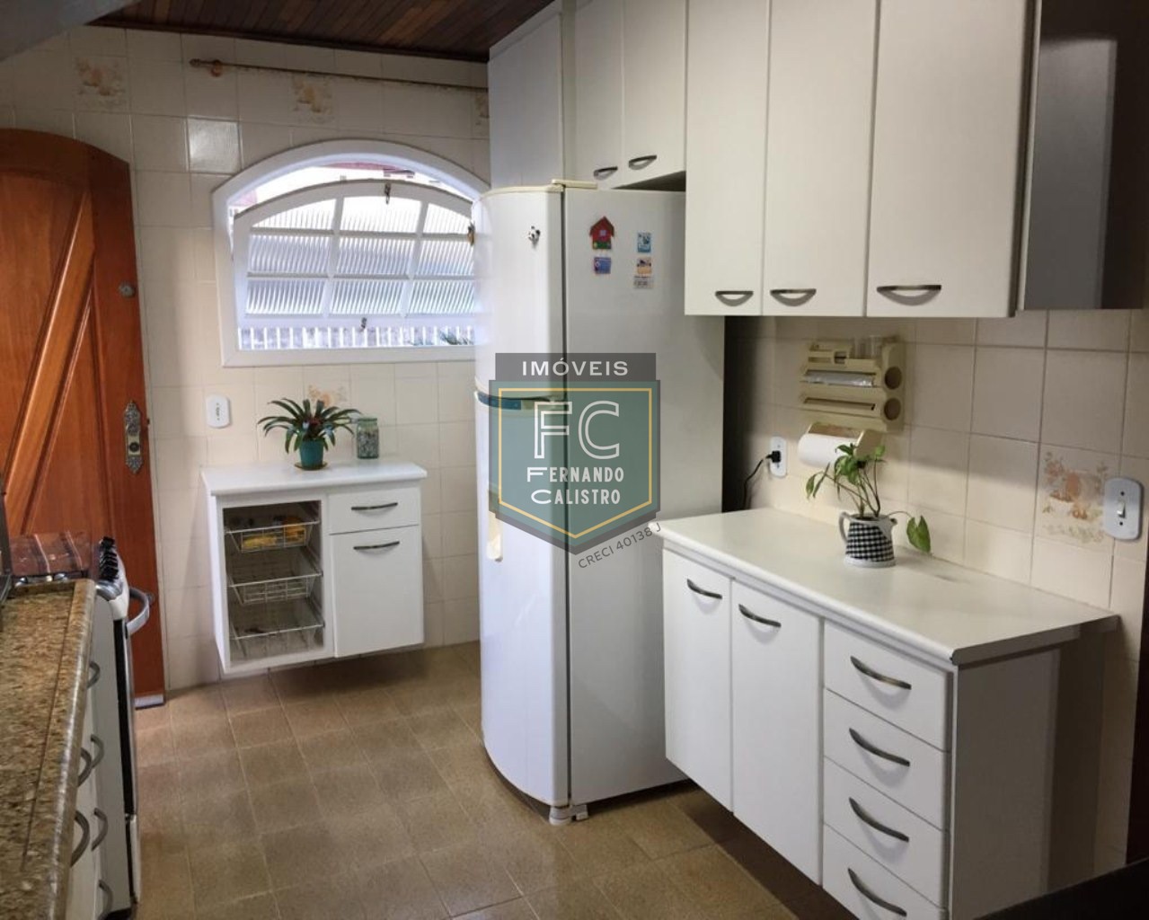 Casa térrea isolada 3 dormitórios (1 suíte) + edícula, área gourmet, 252m2, 4 vagas, local nobre e valorizado, 80 mts da praia, centro, mongaguá/sp