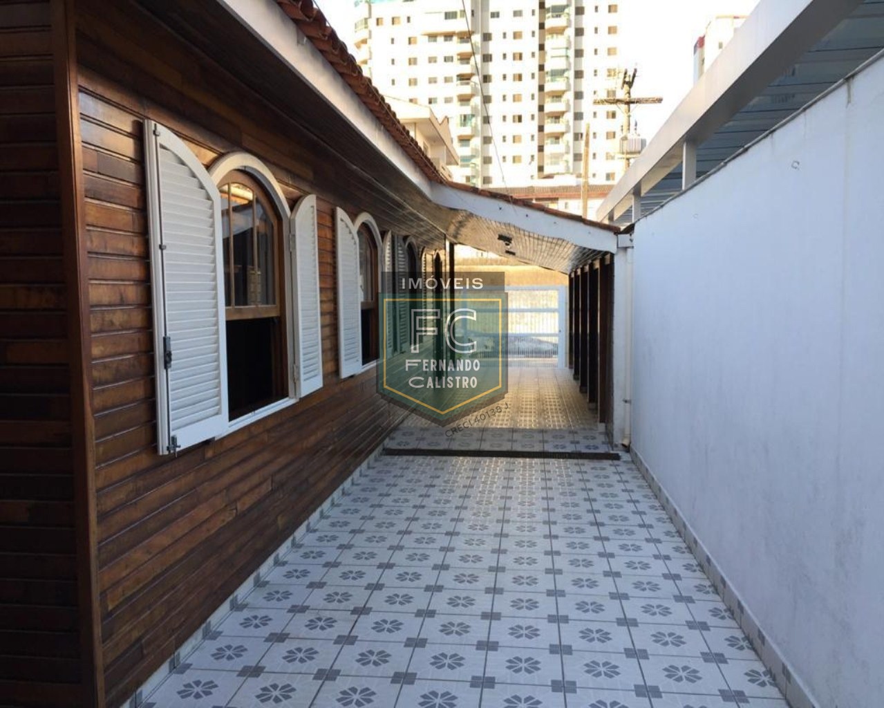 Casa térrea isolada 3 dormitórios (1 suíte) + edícula, área gourmet, 252m2, 4 vagas, local nobre e valorizado, 80 mts da praia, centro, mongaguá/sp