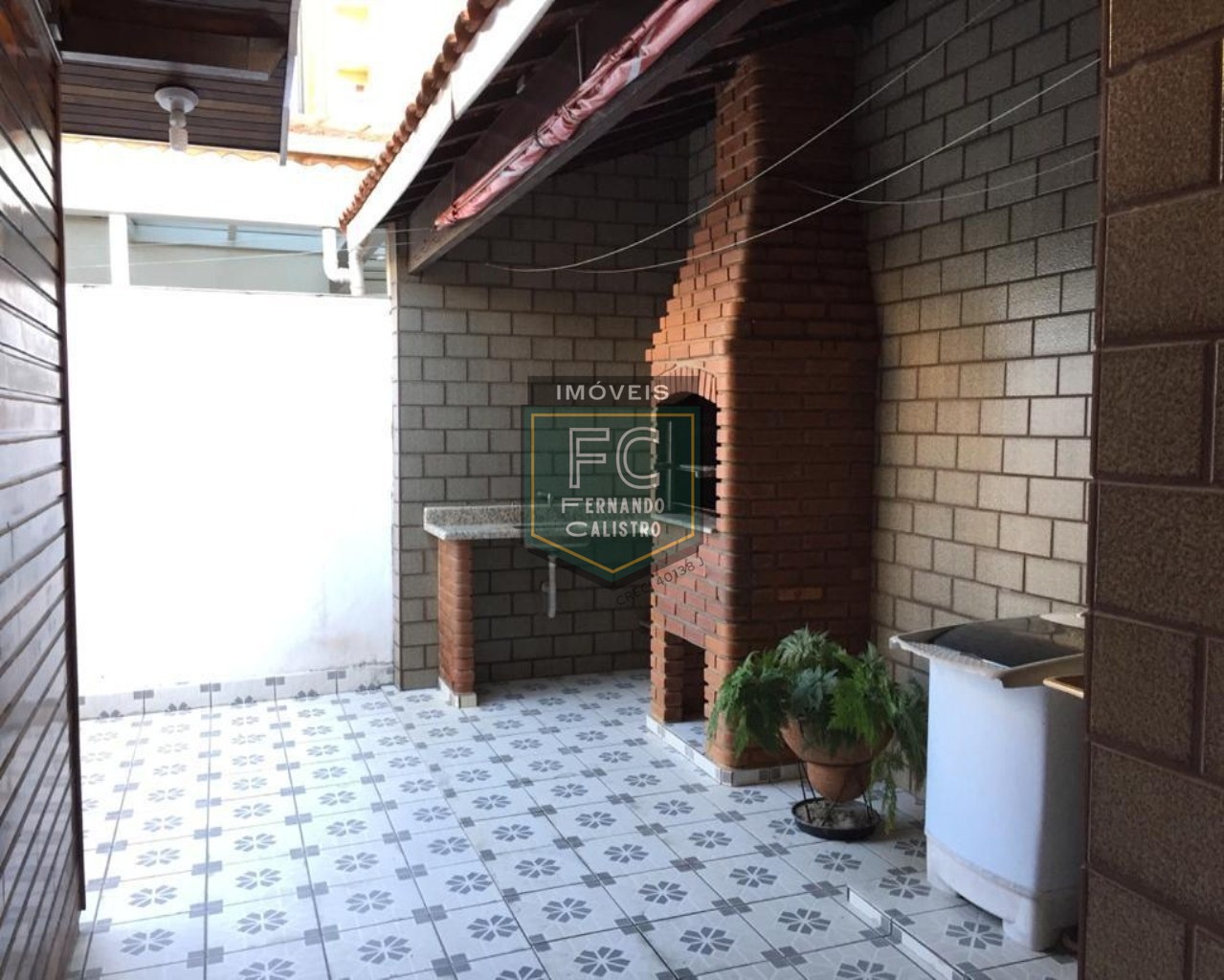 Casa térrea isolada 3 dormitórios (1 suíte) + edícula, área gourmet, 252m2, 4 vagas, local nobre e valorizado, 80 mts da praia, centro, mongaguá/sp