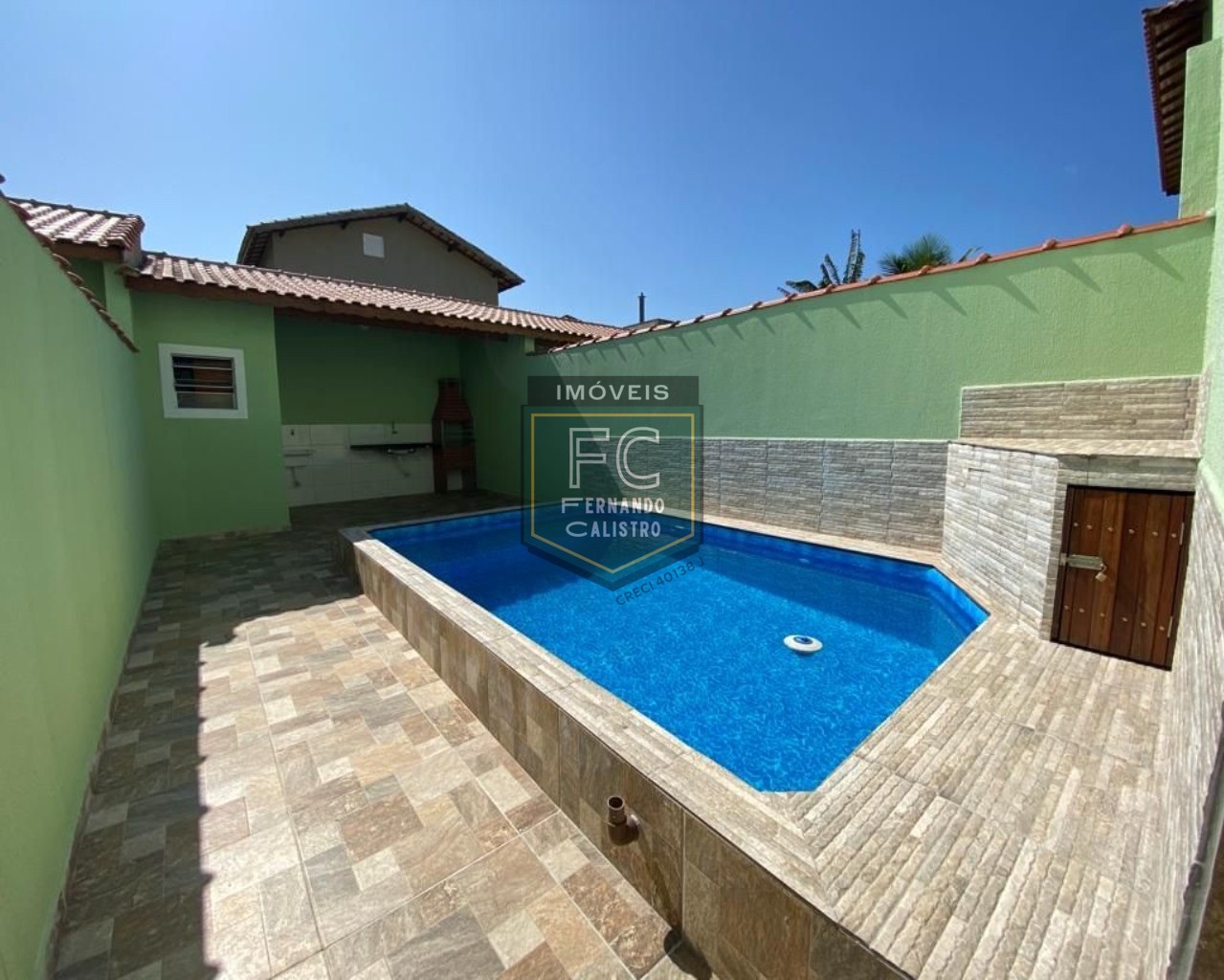 Casas novas prontas para morar, 2 dormitórios (1 suíte), quintal c/ piscina, área gourmet c/ churrasqueira, 2 vagas, 80 mts da praia, itanhaém - sp