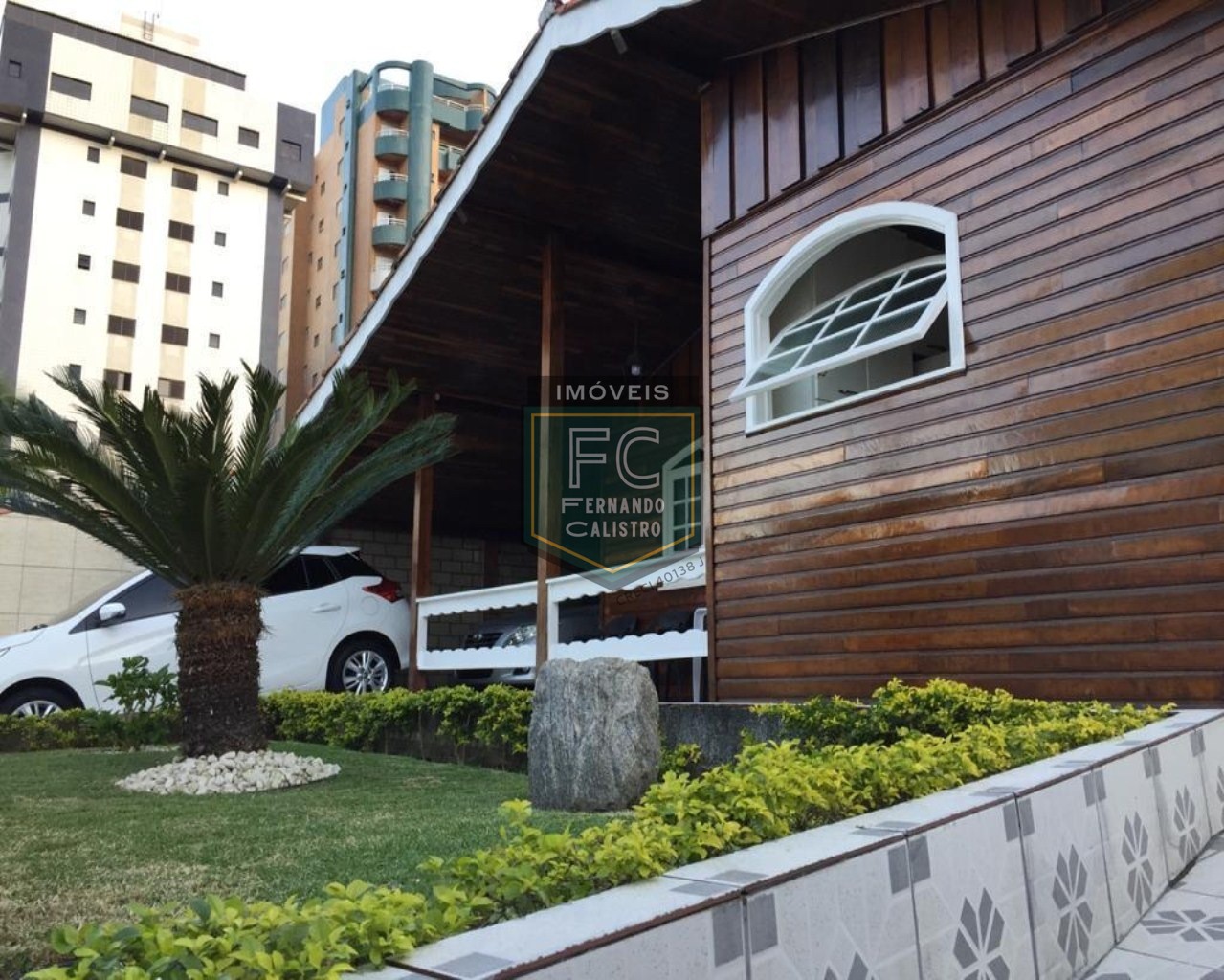 Casa térrea isolada 3 dormitórios (1 suíte) + edícula, área gourmet, 252m2, 4 vagas, local nobre e valorizado, 80 mts da praia, centro, mongaguá/sp