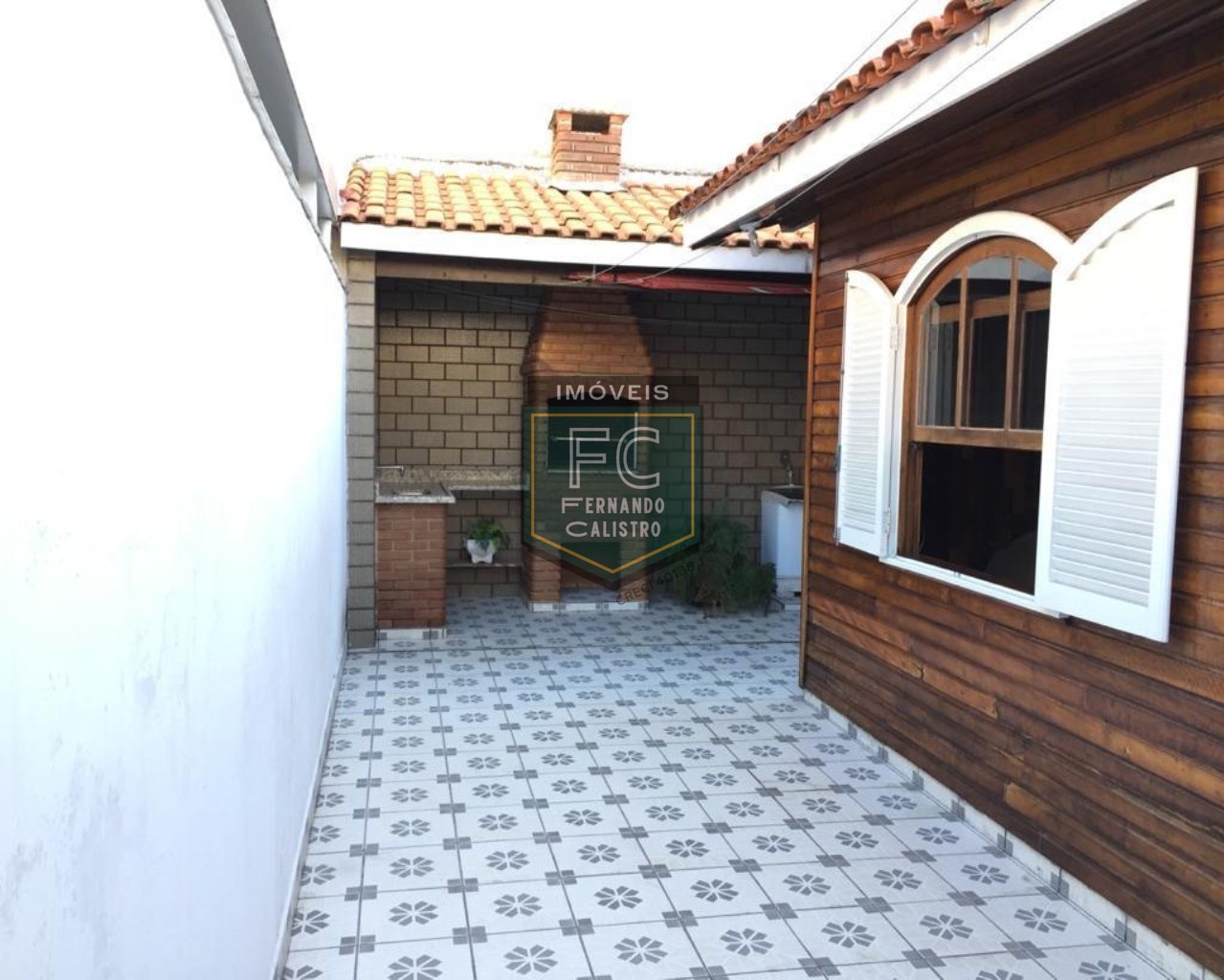 Casa térrea isolada 3 dormitórios (1 suíte) + edícula, área gourmet, 252m2, 4 vagas, local nobre e valorizado, 80 mts da praia, centro, mongaguá/sp