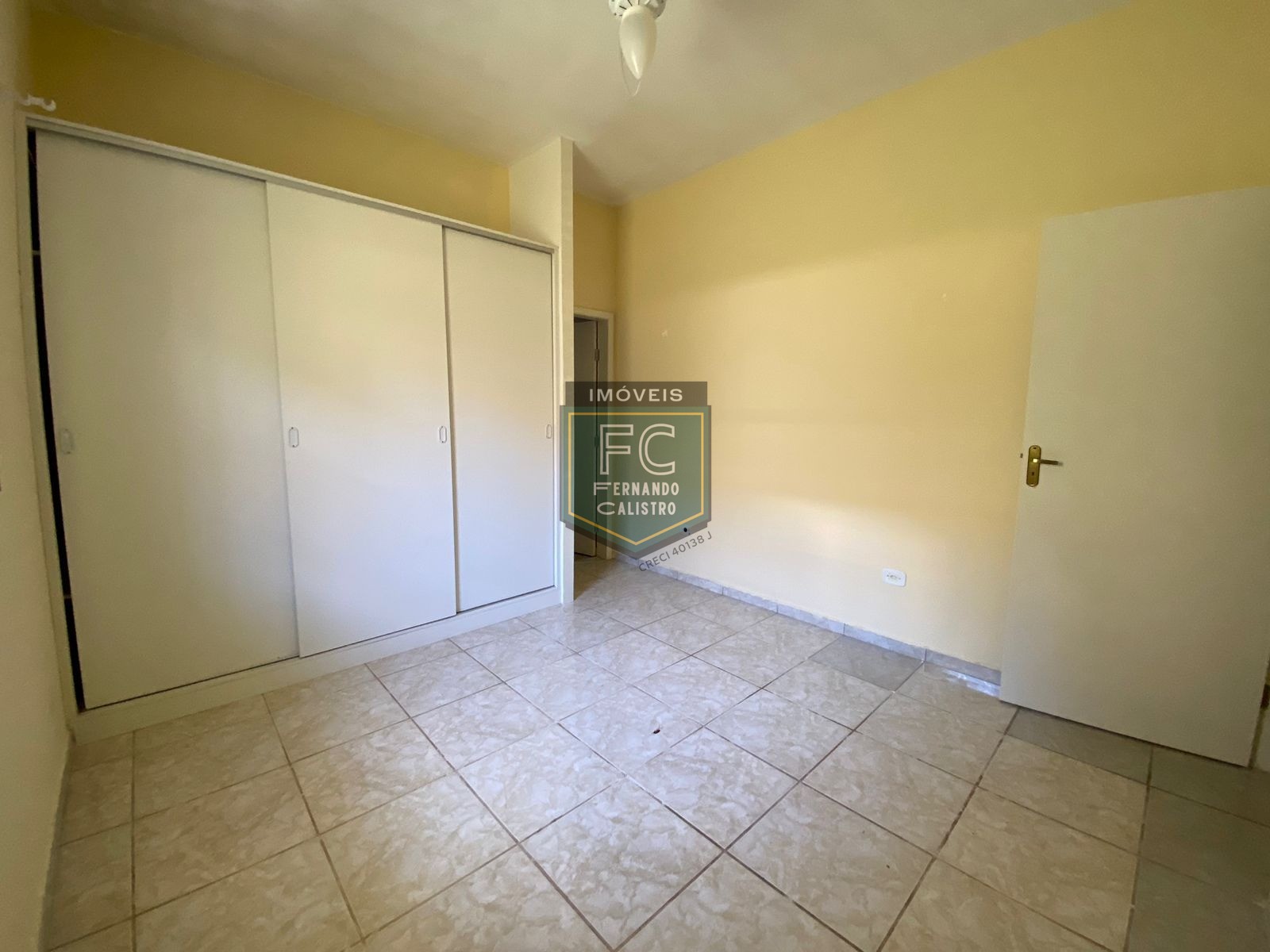 Casa com 2 dormitórios (1 suíte), 2 vagas cobertas, proxima a comércio e estrada, só R$270 mil, financiamento bancario e direto, itaóca, mongaguá/sp
