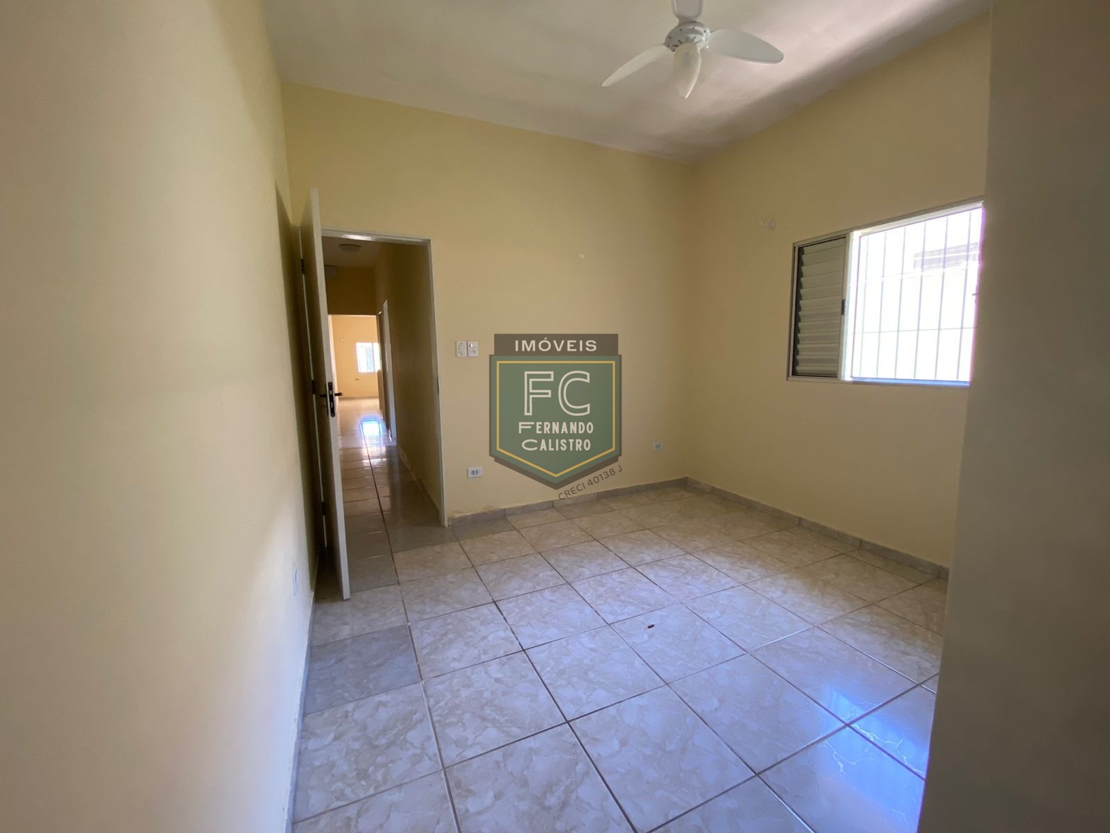Casa com 2 dormitórios (1 suíte), 2 vagas cobertas, proxima a comércio e estrada, só R$270 mil, financiamento bancario e direto, itaóca, mongaguá/sp