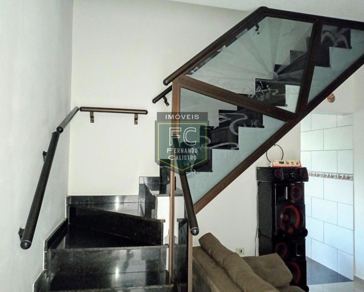 Sobrado 2 suítes em condomínio fechado, pronto p/ morar, financiamento bancário, ótima localização, lado pista, rua central, bal. Itaguaí, mongaguá/sp