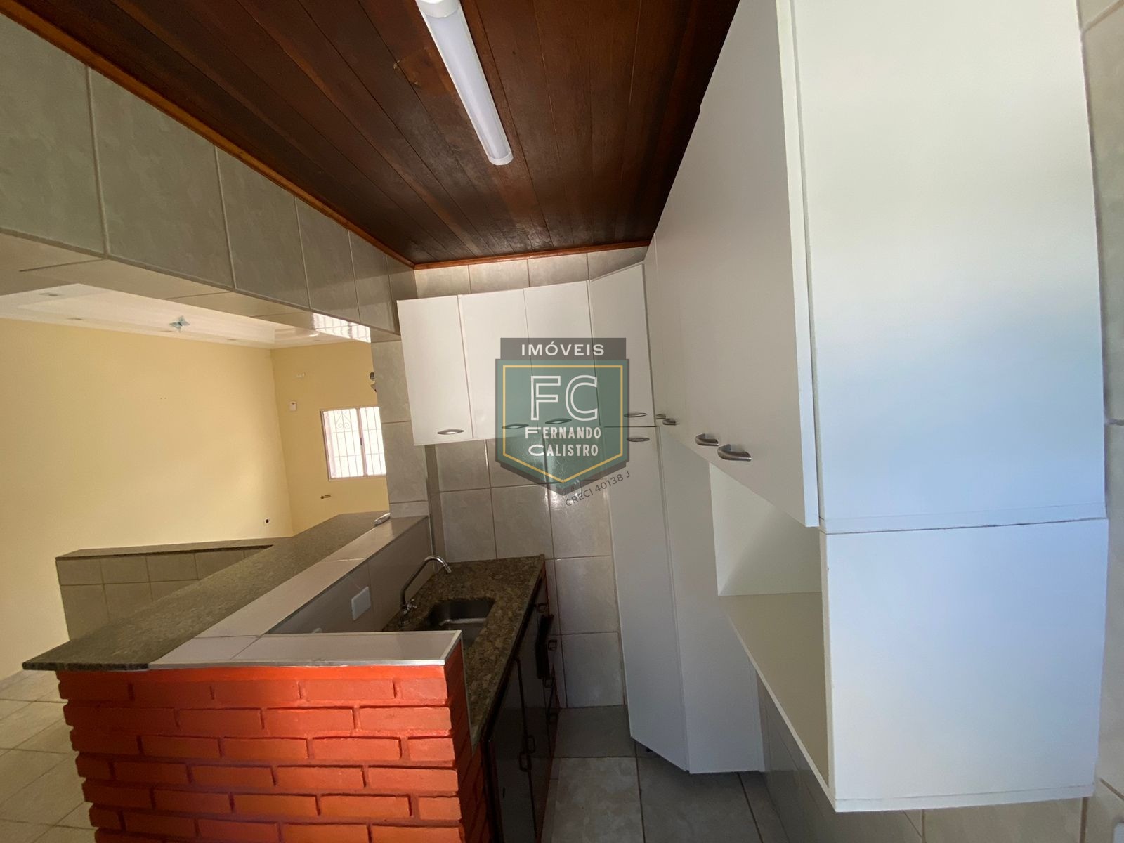 Casa com 2 dormitórios (1 suíte), 2 vagas cobertas, proxima 