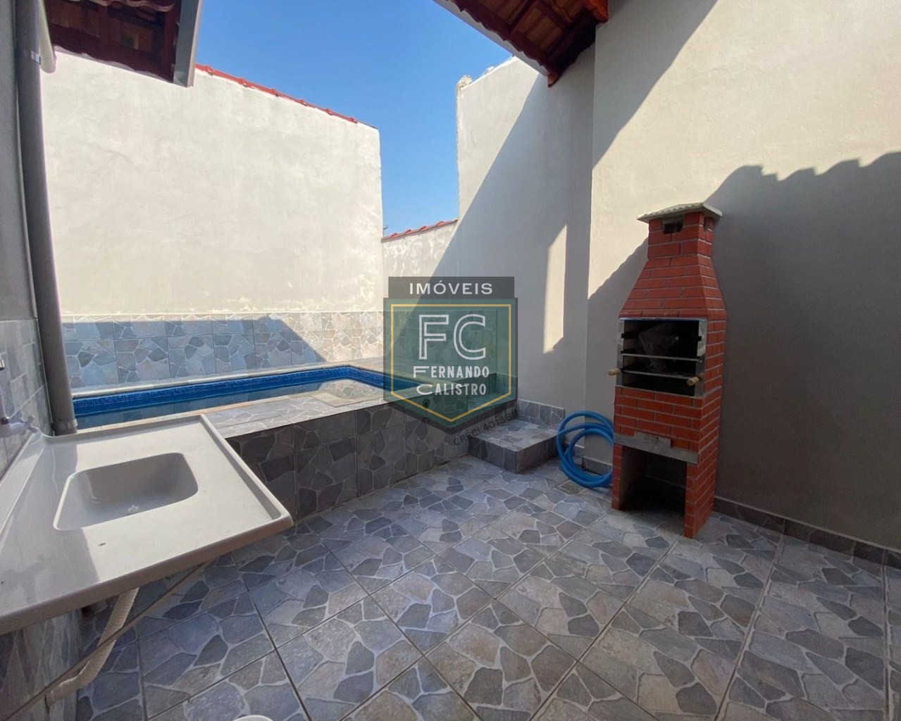 Casa térrea nova 2 dormitórios (1 suíte), quintal c/ piscina e churrasqueira, 3 vagas, só R$ 290.000! financiamento bancário, lado pista, mongaguá sp