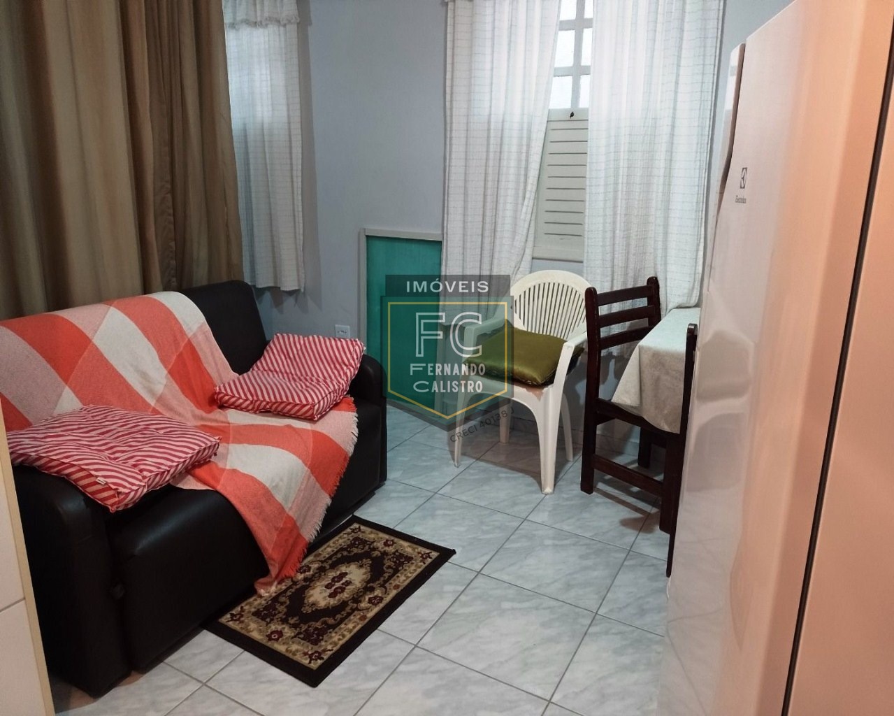 Kitnet térreo, reformado, mobiliado, 1 vaga, 350 mts da praia, local estratégico, ótimo investimento! aceita financiamento! jd. Real, praia grande/sp