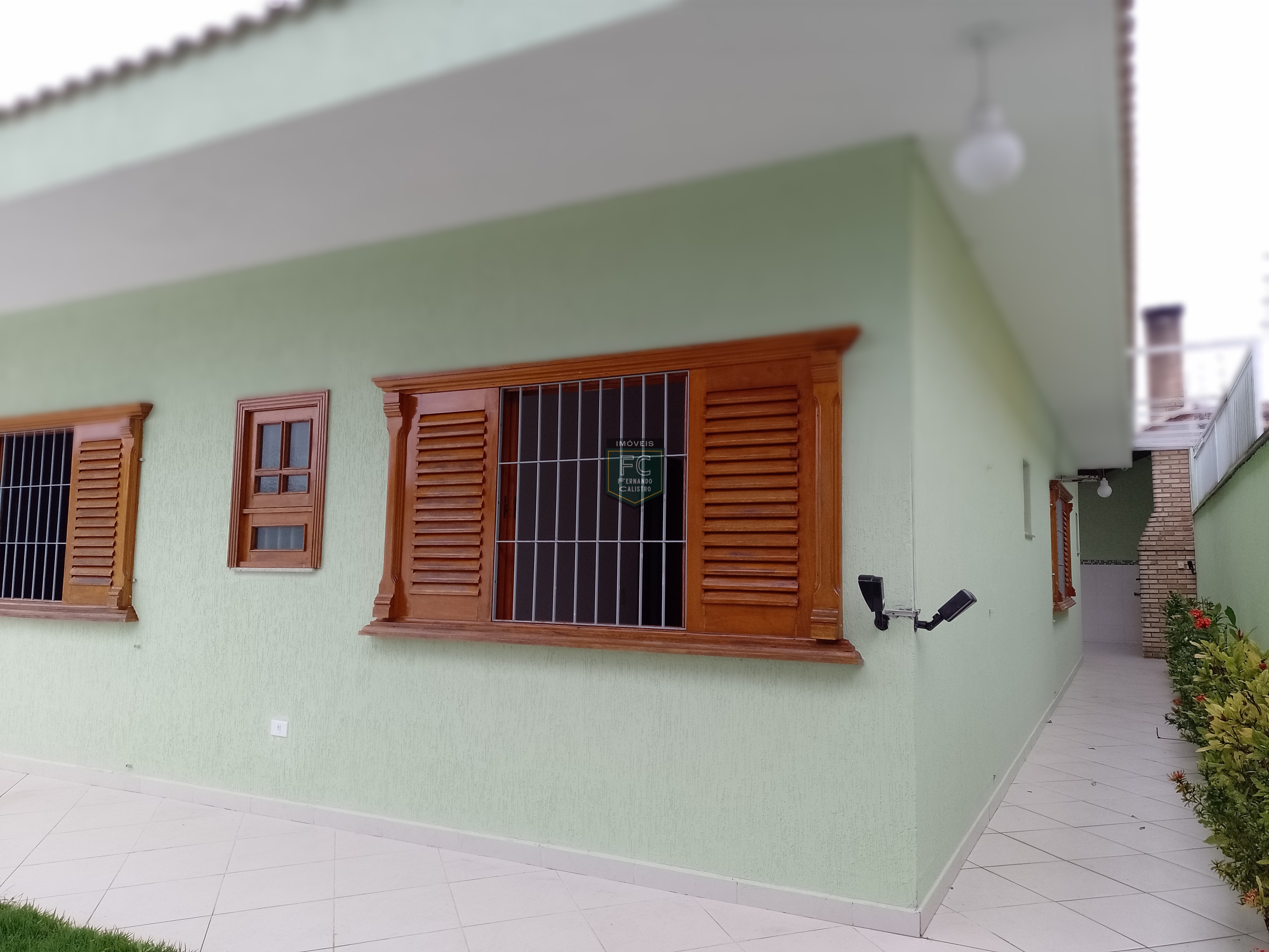 Casa térrea isolada 3 dormitórios (2 suítes) dorm. Serviço, 