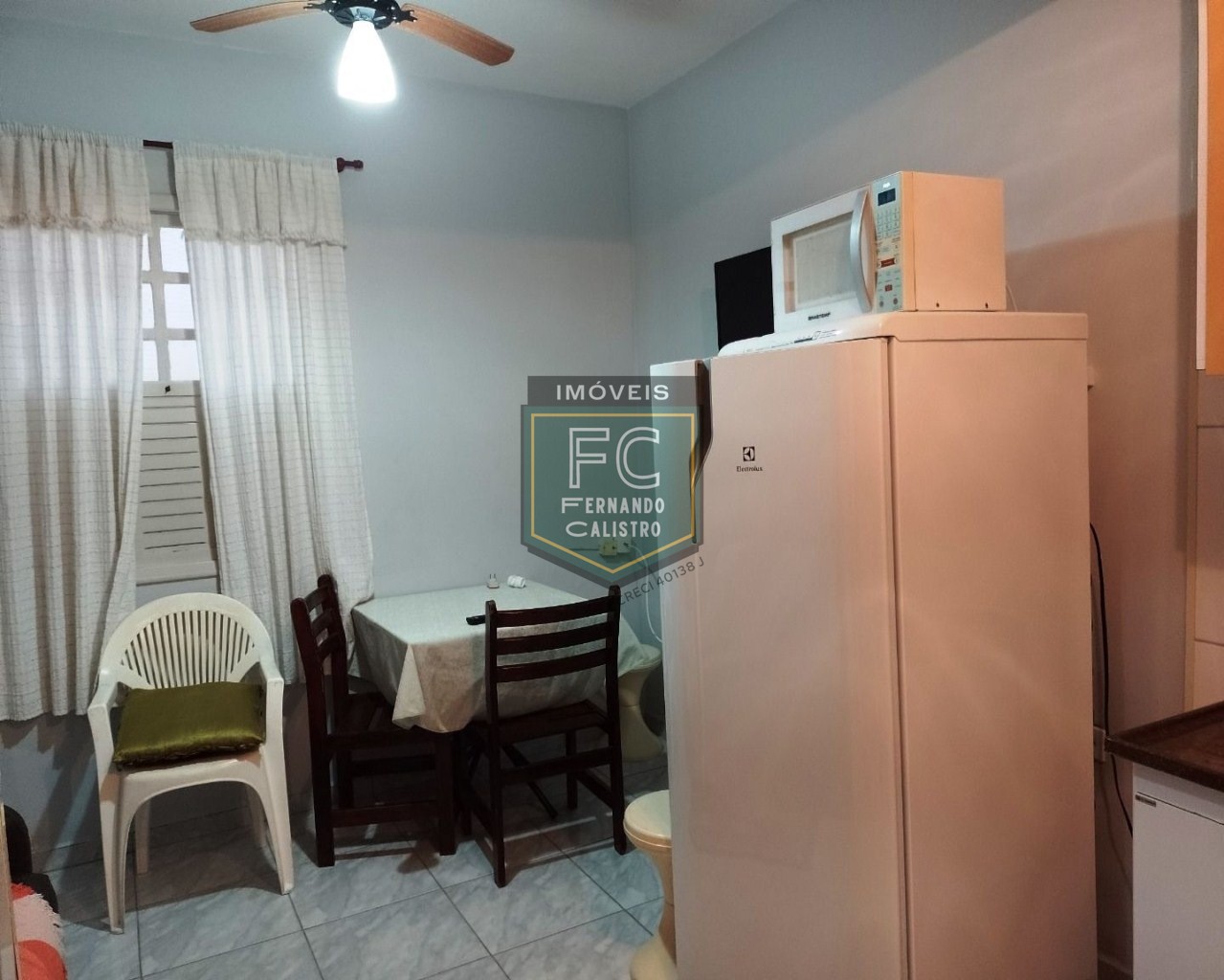 Kitnet térreo, reformado, mobiliado, 1 vaga, 350 mts da praia, local estratégico, ótimo investimento! aceita financiamento! jd. Real, praia grande/sp