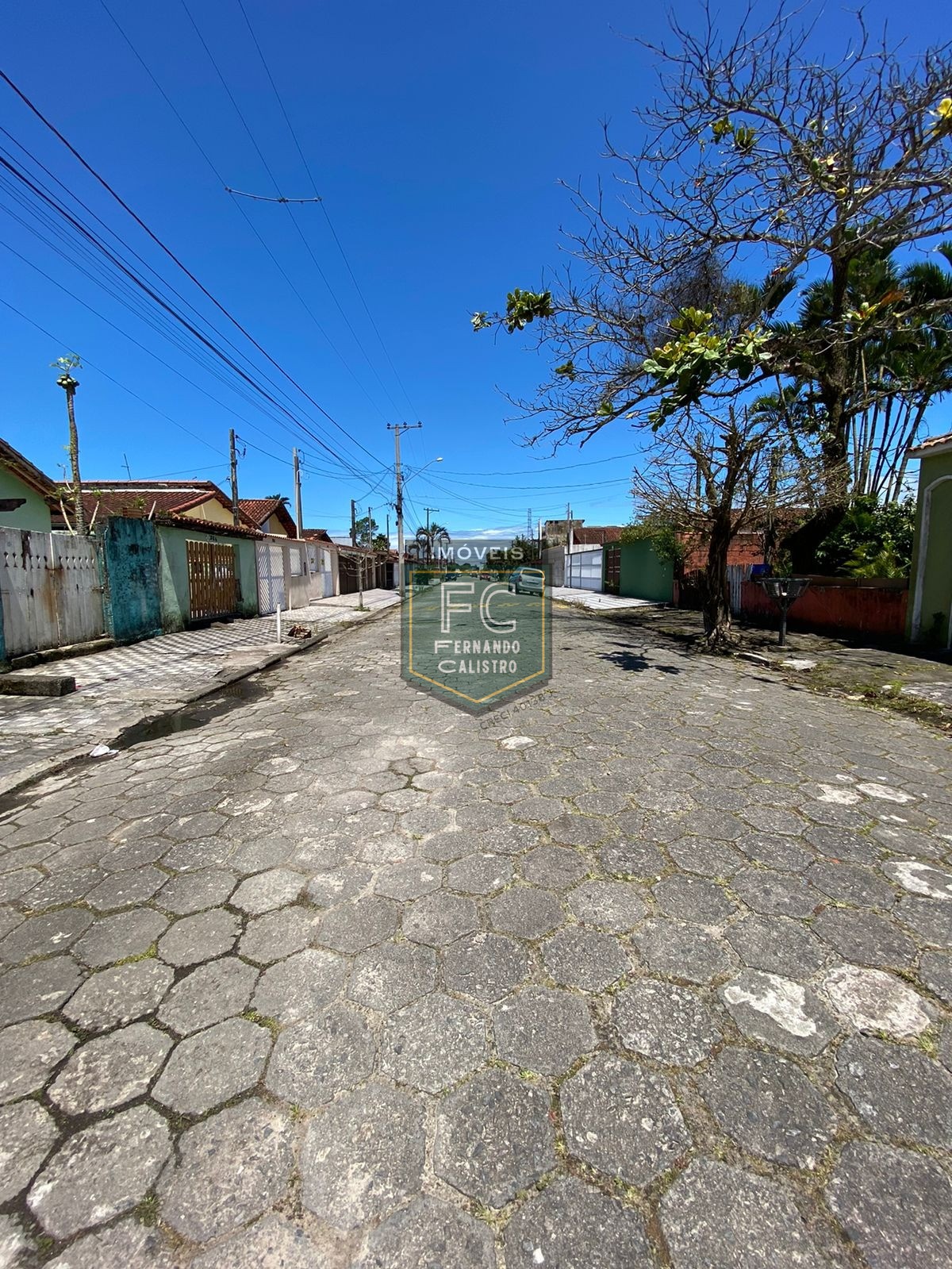 Casa com 2 dormitórios (1 suíte), 2 vagas cobertas, proxima 