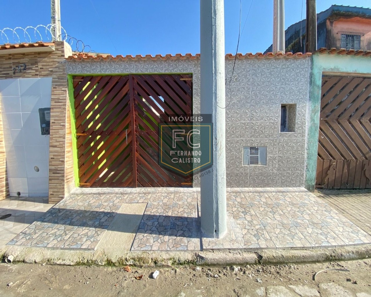 Casa térrea nova 2 dormitórios (1 suíte) c/ piscina, churrasqueira, 2 vagas, financiamento bancário c/ entrada reduzida! v. Atlântica, mongaguá sp