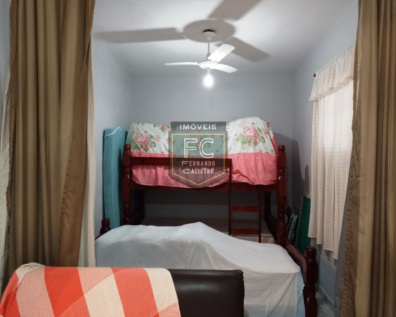 Kitnet térreo, reformado, mobiliado, 1 vaga, 350 mts da praia, local estratégico, ótimo investimento! aceita financiamento! jd. Real, praia grande/sp