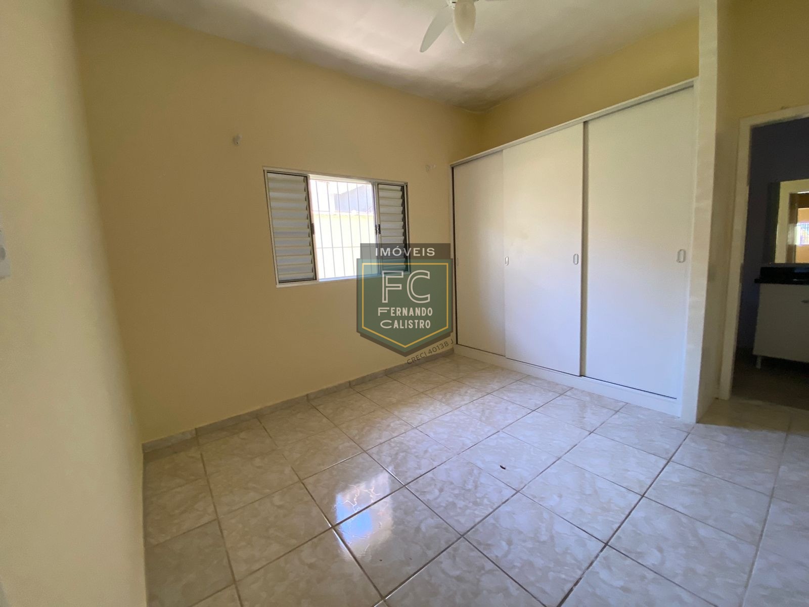 Casa com 2 dormitórios (1 suíte), 2 vagas cobertas, proxima a comércio e estrada, só R$270 mil, financiamento bancario e direto, itaóca, mongaguá/sp