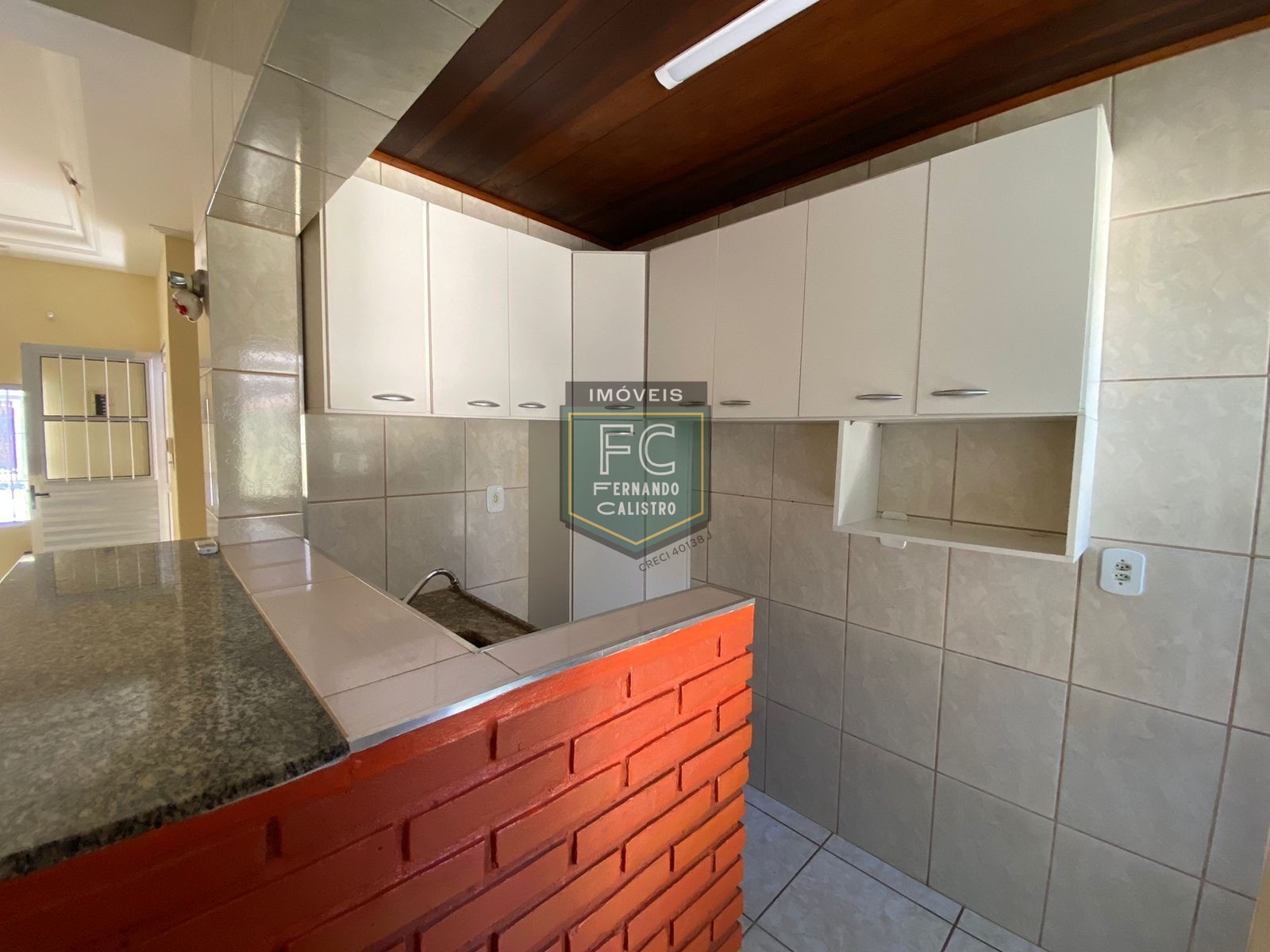 Casa com 2 dormitórios (1 suíte), 2 vagas cobertas, proxima 