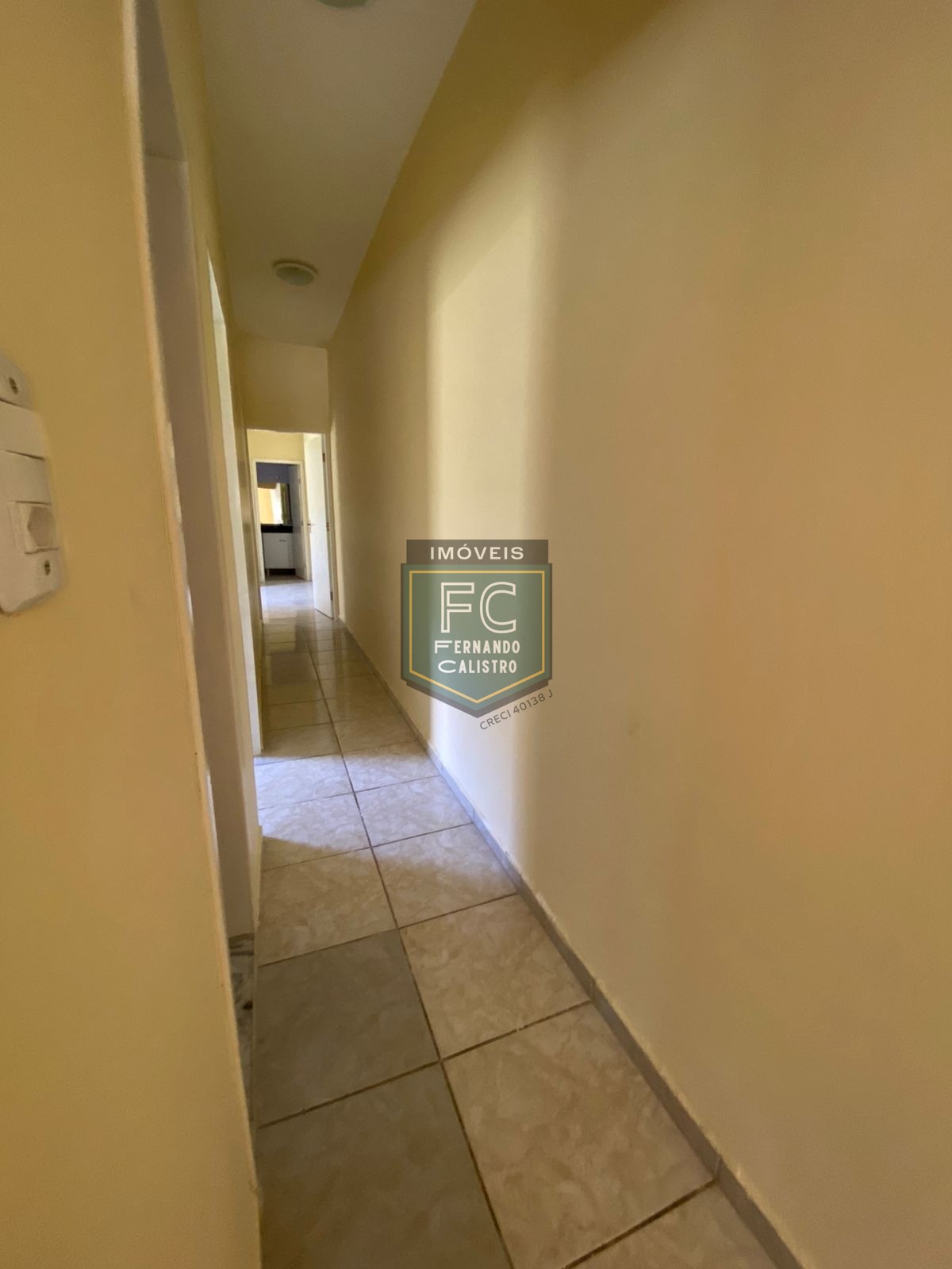 Casa com 2 dormitórios (1 suíte), 2 vagas cobertas, proxima a comércio e estrada, só R$270 mil, financiamento bancario e direto, itaóca, mongaguá/sp