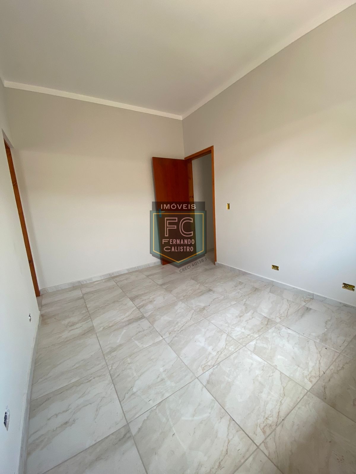 Casa térrea nova, moderna, 2 dormitórios (1 suíte), quintal,