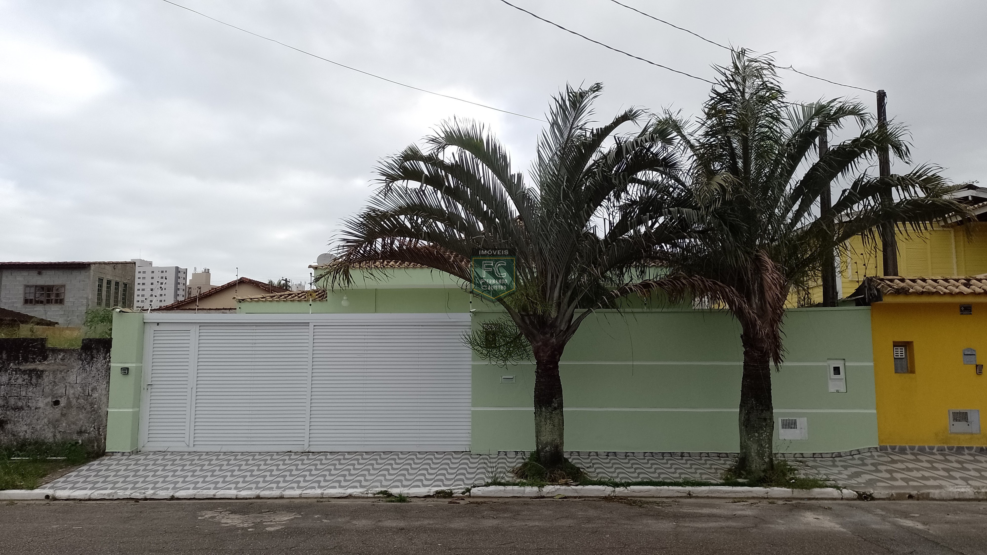 Casa térrea isolada 3 dormitórios (2 suítes) dorm. Serviço, 