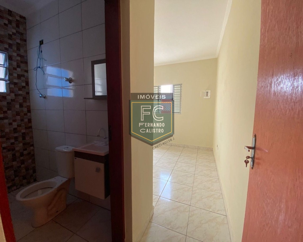Casa térrea nova 2 dormitórios (1 suíte), quintal c/ piscina