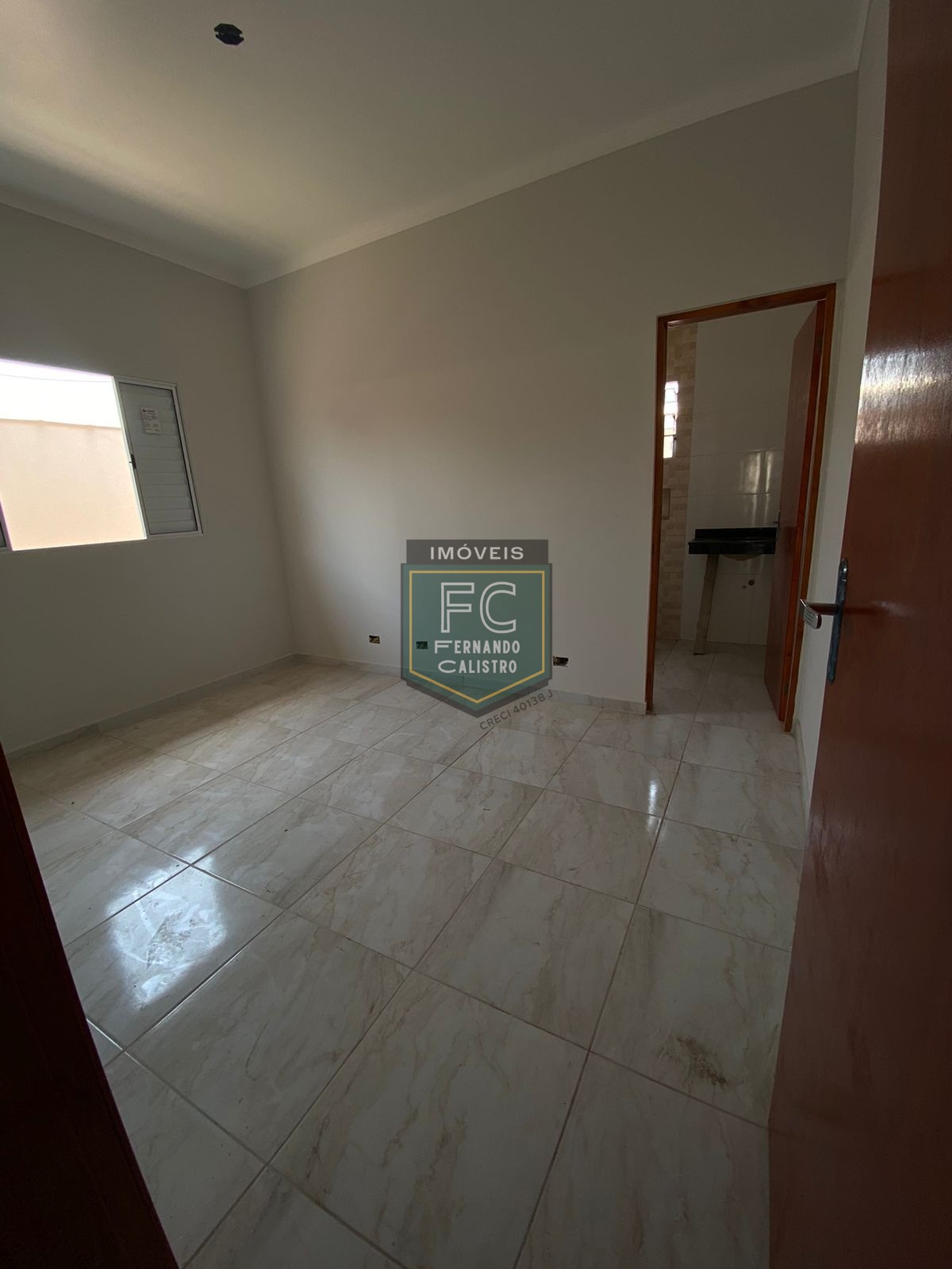 Casa térrea nova, moderna, 2 dormitórios (1 suíte), quintal,