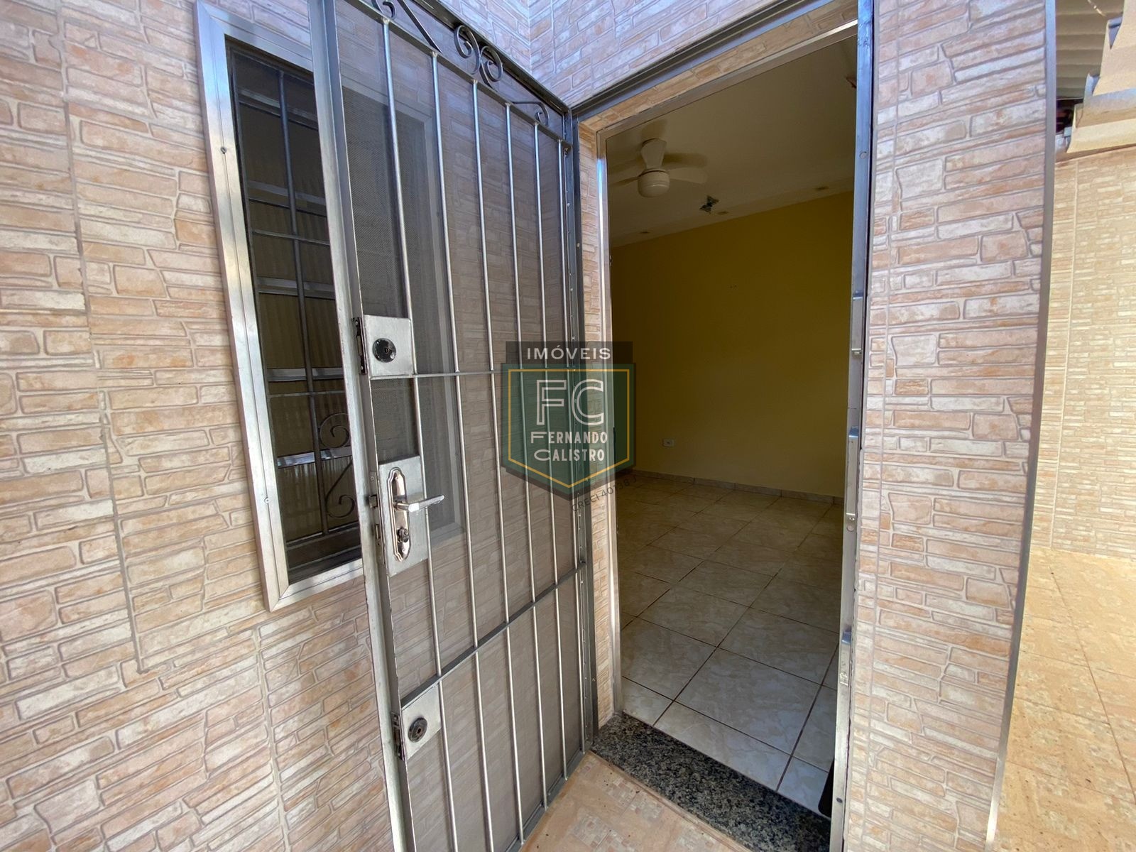 Casa com 2 dormitórios (1 suíte), 2 vagas cobertas, proxima 