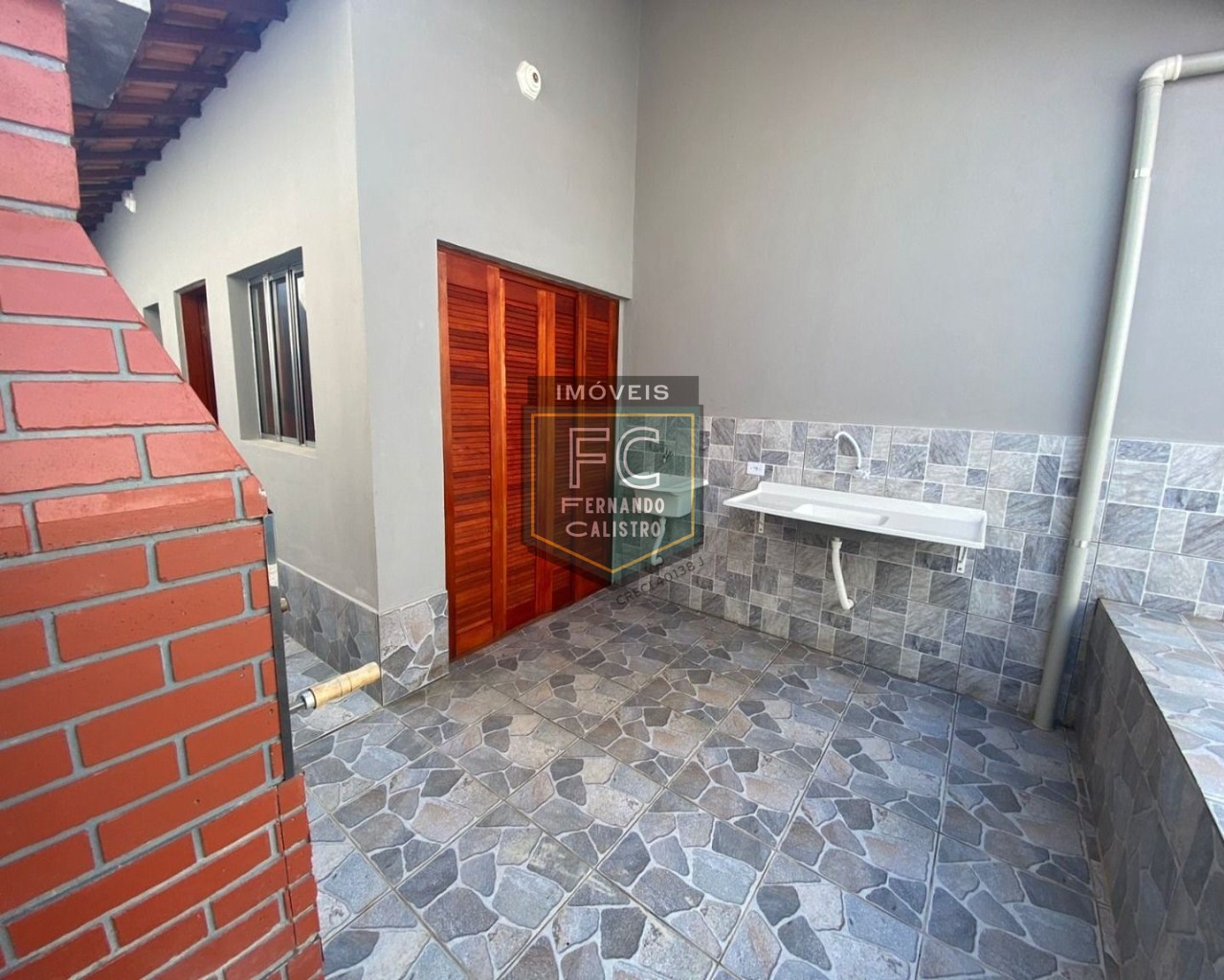 Casa térrea nova 2 dormitórios (1 suíte), quintal c/ piscina e churrasqueira, 3 vagas, só R$ 290.000! financiamento bancário, lado pista, mongaguá sp