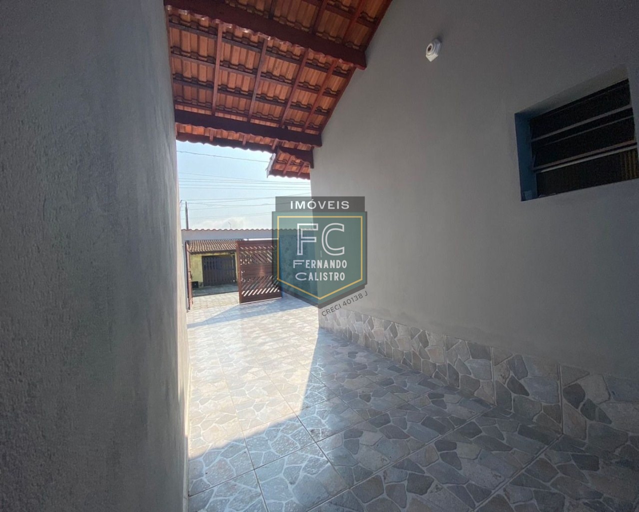 Casa térrea nova 2 dormitórios (1 suíte), quintal c/ piscina