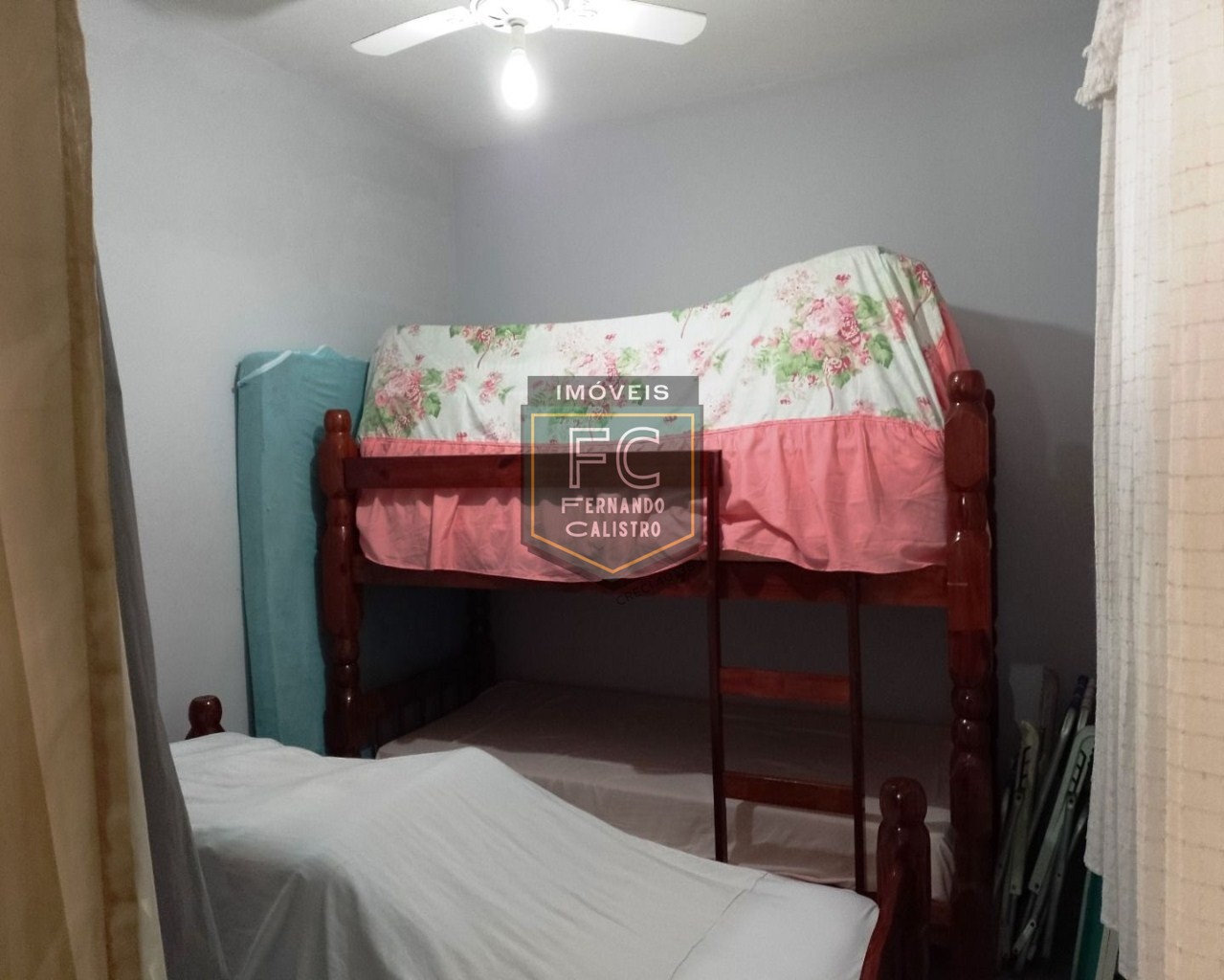 Kitnet térreo, reformado, mobiliado, 1 vaga, 350 mts da praia, local estratégico, ótimo investimento! aceita financiamento! jd. Real, praia grande/sp