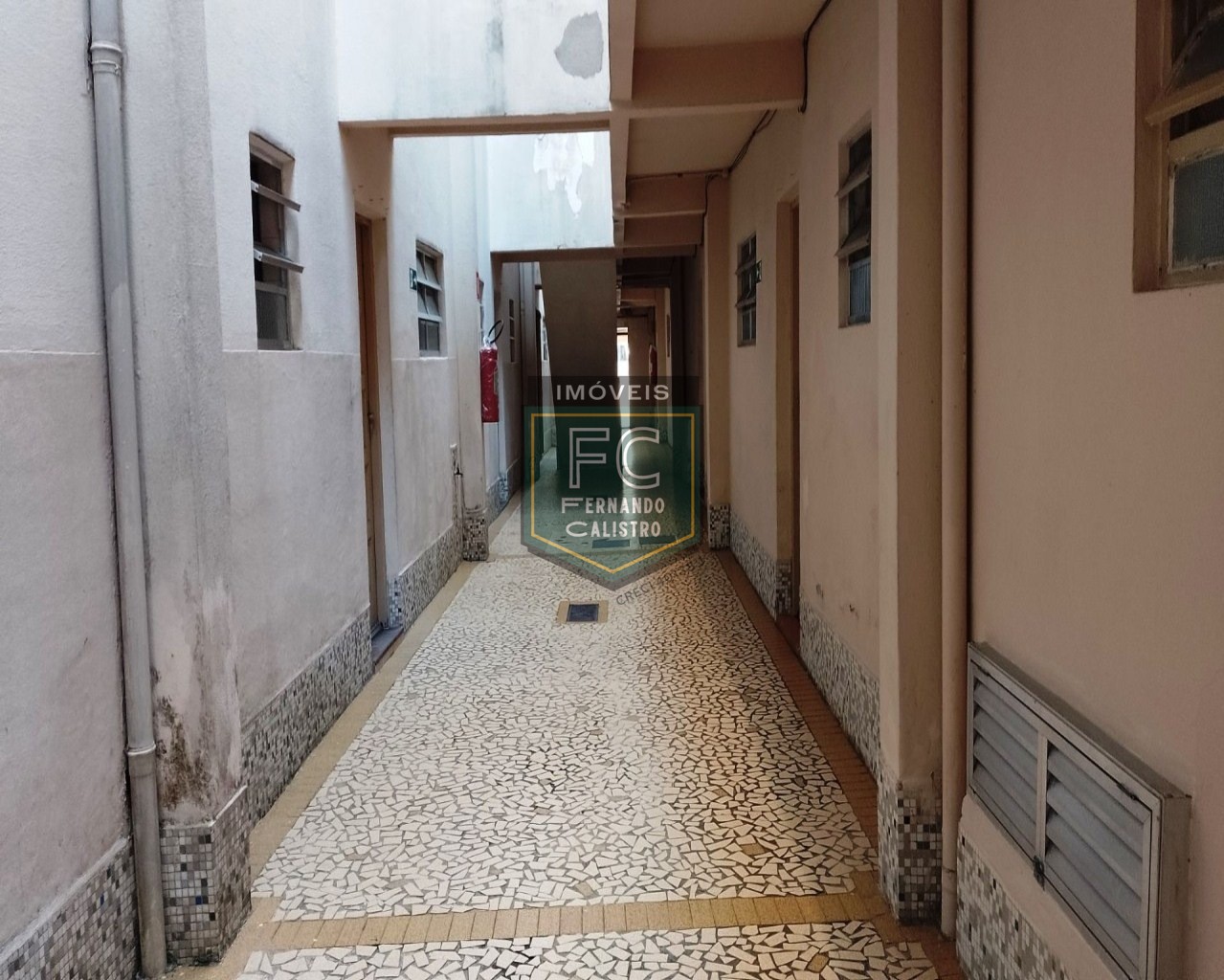 Kitnet térreo, reformado, mobiliado, 1 vaga, 350 mts da praia, local estratégico, ótimo investimento! aceita financiamento! jd. Real, praia grande/sp
