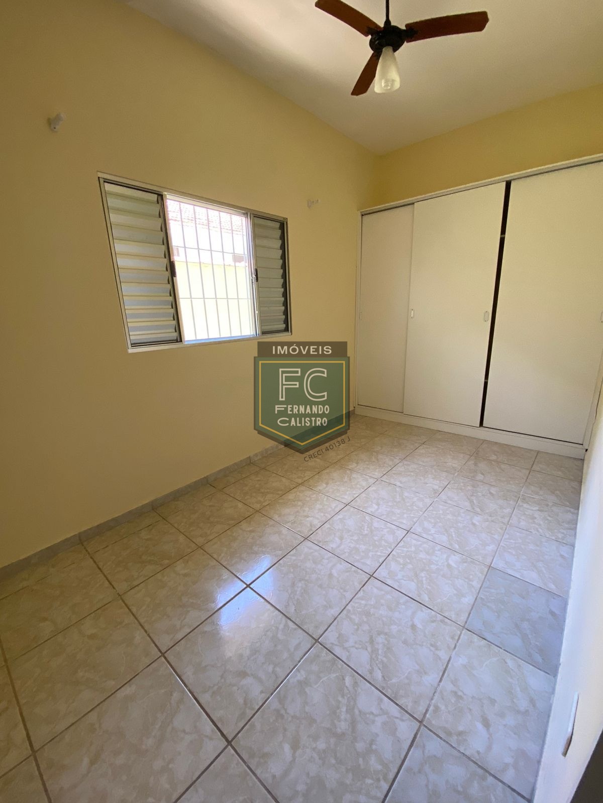 Casa com 2 dormitórios (1 suíte), 2 vagas cobertas, proxima a comércio e estrada, só R$270 mil, financiamento bancario e direto, itaóca, mongaguá/sp