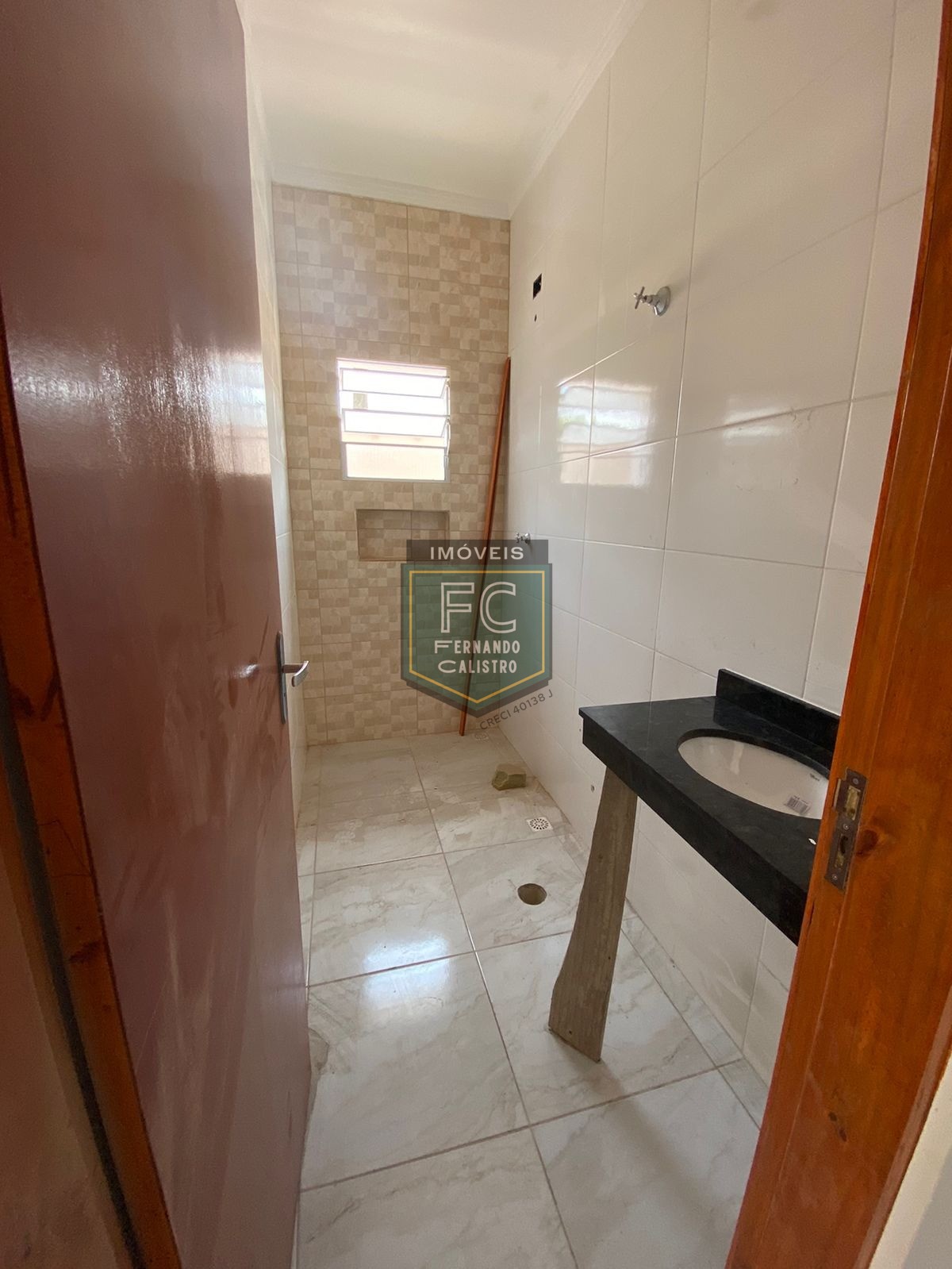 Casa térrea nova, moderna, 2 dormitórios (1 suíte), quintal,