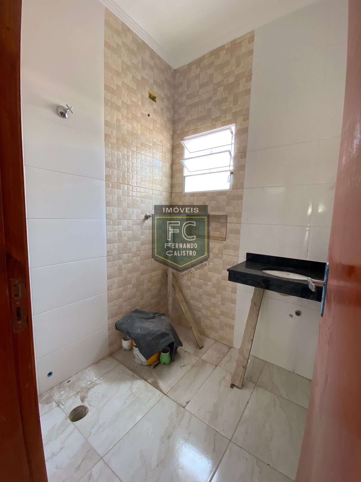 Casa térrea nova, moderna, 2 dormitórios (1 suíte), quintal,