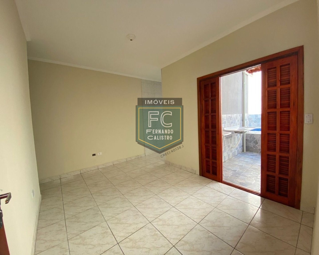 Casa térrea nova 2 dormitórios (1 suíte), quintal c/ piscina e churrasqueira, 3 vagas, só R$ 290.000! financiamento bancário, lado pista, mongaguá sp