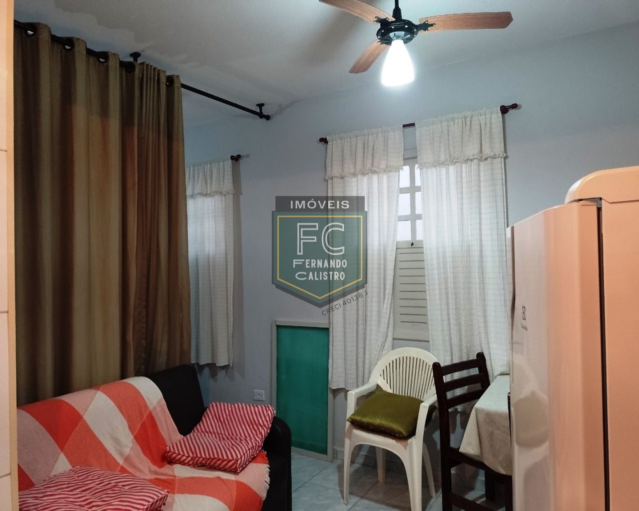 Kitnet térreo, reformado, mobiliado, 1 vaga, 350 mts da praia, local estratégico, ótimo investimento! aceita financiamento! jd. Real, praia grande/sp