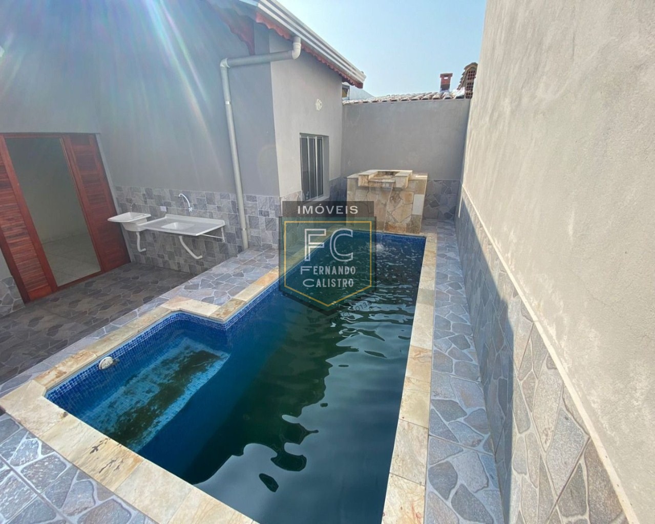 Casa térrea nova 2 dormitórios (1 suíte), quintal c/ piscina e churrasqueira, 3 vagas, só R$ 290.000! financiamento bancário, lado pista, mongaguá sp