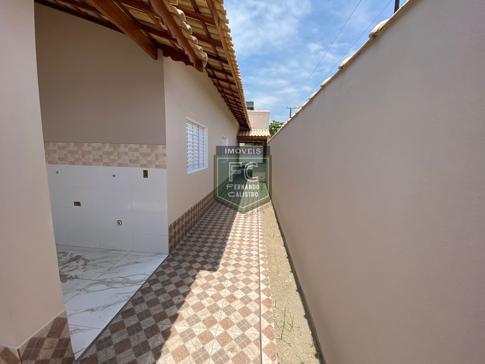 Casa térrea nova, moderna, 2 dormitórios (1 suíte), quintal,